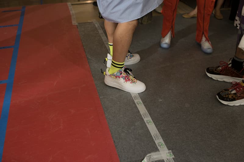 Off-White™ 2019年春夏コレクションのバックステージに潜入 〈Nike〉とのコラボレーション継続を確約する初見のAir Max 97も確認 Virgil Abloh(ヴァージル・アブロー)がパリファッションウィーク期間中に発表した〈Off-White™(オフホワイト)〉の2019年春夏コレクションは、1980〜90年代のアメリカのユースカルチャーを現代的に解釈すると同時に、Futura(フューチュラ)などにも多大な影響を与えたイーストブルックリンの伝説のグラフィティーライター、Dondi White(ドンディ・ホワイト)にトリビュートを捧げるものだった。 『HYPEBEAST』はこの文化的背景を感じさせるランウェイの舞台裏に潜入。コレクションでは“DONDI”の名を配したTシャツのほか、“Style Master”の異名を持つ彼の作風にオマージュを捧げるグラフィティを随所で確認。また、コレクションの中核をなすデニムピースもスカルモチーフやウィットに富んだリング使い、ダメージ/ペイント加工など、細部にまで一切の抜かりがなく、『ザ・シンプソンズ』のバートがフロントを飾るニットやTシャツはまさに90’sの象徴のひとつであるキャラクターものの最たる例だろう。 一方で、〈Nike(ナイキ)〉とのコラボレーションからも初見のスニーカーがベールを脱いだ。ベースに採用したのは、Air Max 97。グレーのアッパーはシームレスな仕上がりで、サイドにはグラデーションのスウッシュをセットしたものも。どのタイミングでのリリースになるのかは〈Nike〉からのアップデートを待つ必要がありそうだが、両者の関係はまだまだ継続路線と見ていいだろう。 〈Off-White™〉の2019年春夏コレクションの全貌を解明するバックステージフォトは、上のフォトギャラリーから。あわせて、同コレクションのランウェイルックもお見逃しなく。