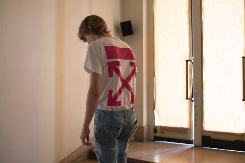 Off-White™ 2019年春夏コレクションのバックステージに潜入 〈Nike〉とのコラボレーション継続を確約する初見のAir Max 97も確認 Virgil Abloh(ヴァージル・アブロー)がパリファッションウィーク期間中に発表した〈Off-White™(オフホワイト)〉の2019年春夏コレクションは、1980〜90年代のアメリカのユースカルチャーを現代的に解釈すると同時に、Futura(フューチュラ)などにも多大な影響を与えたイーストブルックリンの伝説のグラフィティーライター、Dondi White(ドンディ・ホワイト)にトリビュートを捧げるものだった。 『HYPEBEAST』はこの文化的背景を感じさせるランウェイの舞台裏に潜入。コレクションでは“DONDI”の名を配したTシャツのほか、“Style Master”の異名を持つ彼の作風にオマージュを捧げるグラフィティを随所で確認。また、コレクションの中核をなすデニムピースもスカルモチーフやウィットに富んだリング使い、ダメージ/ペイント加工など、細部にまで一切の抜かりがなく、『ザ・シンプソンズ』のバートがフロントを飾るニットやTシャツはまさに90’sの象徴のひとつであるキャラクターものの最たる例だろう。 一方で、〈Nike(ナイキ)〉とのコラボレーションからも初見のスニーカーがベールを脱いだ。ベースに採用したのは、Air Max 97。グレーのアッパーはシームレスな仕上がりで、サイドにはグラデーションのスウッシュをセットしたものも。どのタイミングでのリリースになるのかは〈Nike〉からのアップデートを待つ必要がありそうだが、両者の関係はまだまだ継続路線と見ていいだろう。 〈Off-White™〉の2019年春夏コレクションの全貌を解明するバックステージフォトは、上のフォトギャラリーから。あわせて、同コレクションのランウェイルックもお見逃しなく。