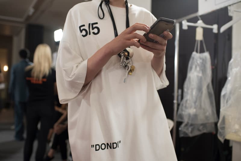 Off-White™ 2019年春夏コレクションのバックステージに潜入 〈Nike〉とのコラボレーション継続を確約する初見のAir Max 97も確認 Virgil Abloh(ヴァージル・アブロー)がパリファッションウィーク期間中に発表した〈Off-White™(オフホワイト)〉の2019年春夏コレクションは、1980〜90年代のアメリカのユースカルチャーを現代的に解釈すると同時に、Futura(フューチュラ)などにも多大な影響を与えたイーストブルックリンの伝説のグラフィティーライター、Dondi White(ドンディ・ホワイト)にトリビュートを捧げるものだった。 『HYPEBEAST』はこの文化的背景を感じさせるランウェイの舞台裏に潜入。コレクションでは“DONDI”の名を配したTシャツのほか、“Style Master”の異名を持つ彼の作風にオマージュを捧げるグラフィティを随所で確認。また、コレクションの中核をなすデニムピースもスカルモチーフやウィットに富んだリング使い、ダメージ/ペイント加工など、細部にまで一切の抜かりがなく、『ザ・シンプソンズ』のバートがフロントを飾るニットやTシャツはまさに90’sの象徴のひとつであるキャラクターものの最たる例だろう。 一方で、〈Nike(ナイキ)〉とのコラボレーションからも初見のスニーカーがベールを脱いだ。ベースに採用したのは、Air Max 97。グレーのアッパーはシームレスな仕上がりで、サイドにはグラデーションのスウッシュをセットしたものも。どのタイミングでのリリースになるのかは〈Nike〉からのアップデートを待つ必要がありそうだが、両者の関係はまだまだ継続路線と見ていいだろう。 〈Off-White™〉の2019年春夏コレクションの全貌を解明するバックステージフォトは、上のフォトギャラリーから。あわせて、同コレクションのランウェイルックもお見逃しなく。