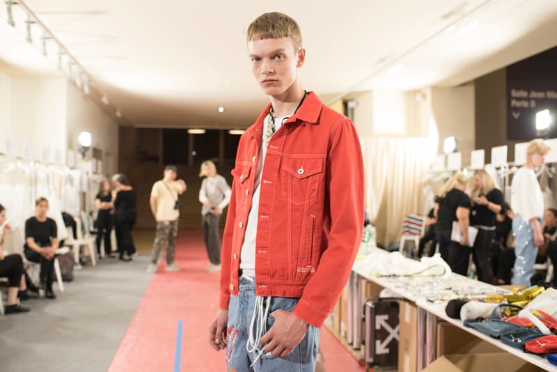 Off-White™ 2019年春夏コレクションのバックステージに潜入 〈Nike〉とのコラボレーション継続を確約する初見のAir Max 97も確認 Virgil Abloh(ヴァージル・アブロー)がパリファッションウィーク期間中に発表した〈Off-White™(オフホワイト)〉の2019年春夏コレクションは、1980〜90年代のアメリカのユースカルチャーを現代的に解釈すると同時に、Futura(フューチュラ)などにも多大な影響を与えたイーストブルックリンの伝説のグラフィティーライター、Dondi White(ドンディ・ホワイト)にトリビュートを捧げるものだった。 『HYPEBEAST』はこの文化的背景を感じさせるランウェイの舞台裏に潜入。コレクションでは“DONDI”の名を配したTシャツのほか、“Style Master”の異名を持つ彼の作風にオマージュを捧げるグラフィティを随所で確認。また、コレクションの中核をなすデニムピースもスカルモチーフやウィットに富んだリング使い、ダメージ/ペイント加工など、細部にまで一切の抜かりがなく、『ザ・シンプソンズ』のバートがフロントを飾るニットやTシャツはまさに90’sの象徴のひとつであるキャラクターものの最たる例だろう。 一方で、〈Nike(ナイキ)〉とのコラボレーションからも初見のスニーカーがベールを脱いだ。ベースに採用したのは、Air Max 97。グレーのアッパーはシームレスな仕上がりで、サイドにはグラデーションのスウッシュをセットしたものも。どのタイミングでのリリースになるのかは〈Nike〉からのアップデートを待つ必要がありそうだが、両者の関係はまだまだ継続路線と見ていいだろう。 〈Off-White™〉の2019年春夏コレクションの全貌を解明するバックステージフォトは、上のフォトギャラリーから。あわせて、同コレクションのランウェイルックもお見逃しなく。