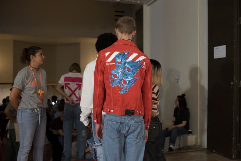 Off-White™ 2019年春夏コレクションのバックステージに潜入 〈Nike〉とのコラボレーション継続を確約する初見のAir Max 97も確認 Virgil Abloh(ヴァージル・アブロー)がパリファッションウィーク期間中に発表した〈Off-White™(オフホワイト)〉の2019年春夏コレクションは、1980〜90年代のアメリカのユースカルチャーを現代的に解釈すると同時に、Futura(フューチュラ)などにも多大な影響を与えたイーストブルックリンの伝説のグラフィティーライター、Dondi White(ドンディ・ホワイト)にトリビュートを捧げるものだった。 『HYPEBEAST』はこの文化的背景を感じさせるランウェイの舞台裏に潜入。コレクションでは“DONDI”の名を配したTシャツのほか、“Style Master”の異名を持つ彼の作風にオマージュを捧げるグラフィティを随所で確認。また、コレクションの中核をなすデニムピースもスカルモチーフやウィットに富んだリング使い、ダメージ/ペイント加工など、細部にまで一切の抜かりがなく、『ザ・シンプソンズ』のバートがフロントを飾るニットやTシャツはまさに90’sの象徴のひとつであるキャラクターものの最たる例だろう。 一方で、〈Nike(ナイキ)〉とのコラボレーションからも初見のスニーカーがベールを脱いだ。ベースに採用したのは、Air Max 97。グレーのアッパーはシームレスな仕上がりで、サイドにはグラデーションのスウッシュをセットしたものも。どのタイミングでのリリースになるのかは〈Nike〉からのアップデートを待つ必要がありそうだが、両者の関係はまだまだ継続路線と見ていいだろう。 〈Off-White™〉の2019年春夏コレクションの全貌を解明するバックステージフォトは、上のフォトギャラリーから。あわせて、同コレクションのランウェイルックもお見逃しなく。