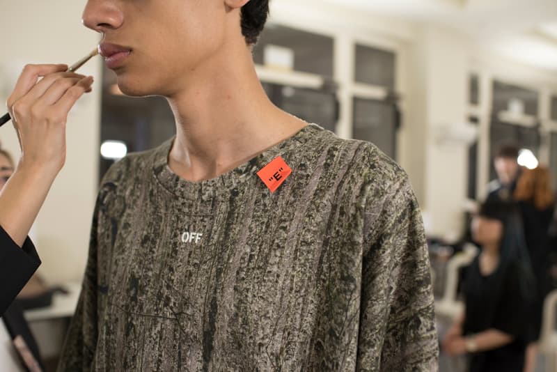 Off-White™ 2019年春夏コレクションのバックステージに潜入 〈Nike〉とのコラボレーション継続を確約する初見のAir Max 97も確認 Virgil Abloh（ヴァージル・アブロー）がパリファッションウィーク期間中に発表した〈Off-White™（オフホワイト）〉の2019年春夏コレクションは、1980〜90年代のアメリカのユースカルチャーを現代的に解釈すると同時に、Futura（フューチュラ）などにも多大な影響を与えたイーストブルックリンの伝説のグラフィティーライター、Dondi White（ドンディ・ホワイト）にトリビュートを捧げるものだった。  『HYPEBEAST』はこの文化的背景を感じさせるランウェイの舞台裏に潜入。コレクションでは“DONDI”の名を配したTシャツのほか、“Style Master”の異名を持つ彼の作風にオマージュを捧げるグラフィティを随所で確認。また、コレクションの中核をなすデニムピースもスカルモチーフやウィットに富んだリング使い、ダメージ/ペイント加工など、細部にまで一切の抜かりがなく、『ザ・シンプソンズ』のバートがフロントを飾るニットやTシャツはまさに90’sの象徴のひとつであるキャラクターものの最たる例だろう。  一方で、〈Nike（ナイキ）〉とのコラボレーションからも初見のスニーカーがベールを脱いだ。ベースに採用したのは、Air Max 97。グレーのアッパーはシームレスな仕上がりで、サイドにはグラデーションのスウッシュをセットしたものも。どのタイミングでのリリースになるのかは〈Nike〉からのアップデートを待つ必要がありそうだが、両者の関係はまだまだ継続路線と見ていいだろう。  〈Off-White™〉の2019年春夏コレクションの全貌を解明するバックステージフォトは、上のフォトギャラリーから。あわせて、同コレクションのランウェイルックもお見逃しなく。