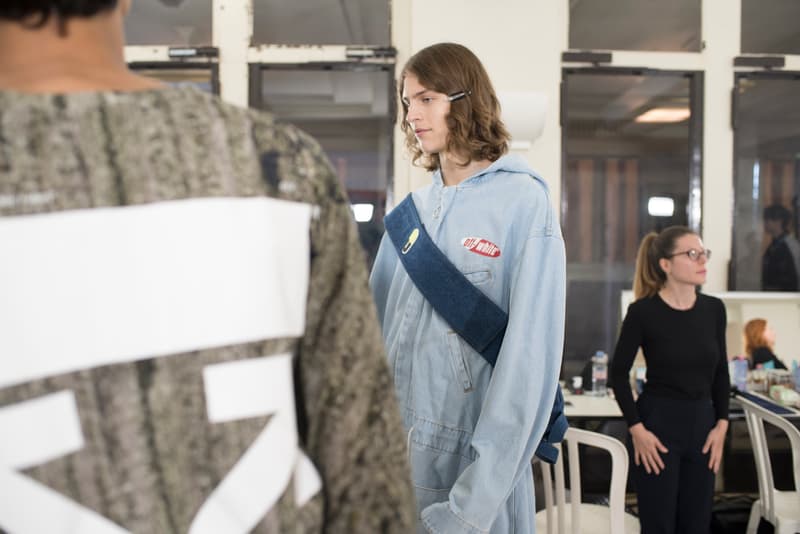 Off-White™ 2019年春夏コレクションのバックステージに潜入 〈Nike〉とのコラボレーション継続を確約する初見のAir Max 97も確認 Virgil Abloh(ヴァージル・アブロー)がパリファッションウィーク期間中に発表した〈Off-White™(オフホワイト)〉の2019年春夏コレクションは、1980〜90年代のアメリカのユースカルチャーを現代的に解釈すると同時に、Futura(フューチュラ)などにも多大な影響を与えたイーストブルックリンの伝説のグラフィティーライター、Dondi White(ドンディ・ホワイト)にトリビュートを捧げるものだった。 『HYPEBEAST』はこの文化的背景を感じさせるランウェイの舞台裏に潜入。コレクションでは“DONDI”の名を配したTシャツのほか、“Style Master”の異名を持つ彼の作風にオマージュを捧げるグラフィティを随所で確認。また、コレクションの中核をなすデニムピースもスカルモチーフやウィットに富んだリング使い、ダメージ/ペイント加工など、細部にまで一切の抜かりがなく、『ザ・シンプソンズ』のバートがフロントを飾るニットやTシャツはまさに90’sの象徴のひとつであるキャラクターものの最たる例だろう。 一方で、〈Nike(ナイキ)〉とのコラボレーションからも初見のスニーカーがベールを脱いだ。ベースに採用したのは、Air Max 97。グレーのアッパーはシームレスな仕上がりで、サイドにはグラデーションのスウッシュをセットしたものも。どのタイミングでのリリースになるのかは〈Nike〉からのアップデートを待つ必要がありそうだが、両者の関係はまだまだ継続路線と見ていいだろう。 〈Off-White™〉の2019年春夏コレクションの全貌を解明するバックステージフォトは、上のフォトギャラリーから。あわせて、同コレクションのランウェイルックもお見逃しなく。