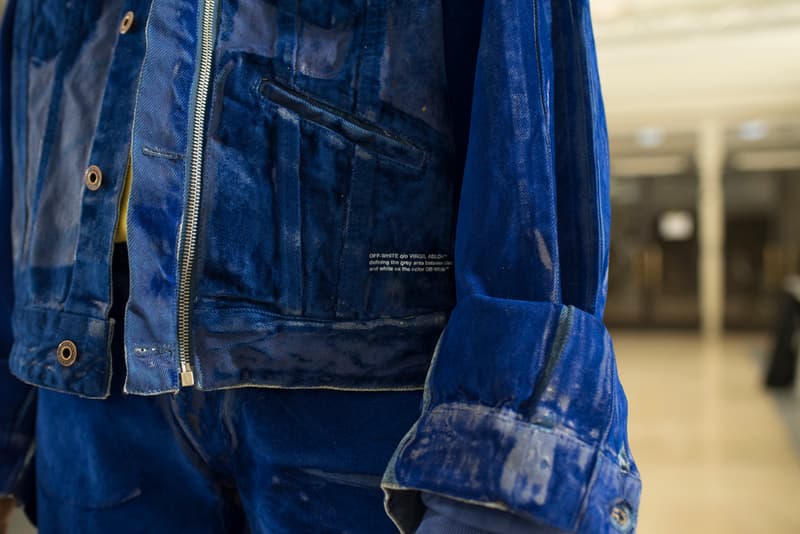 Off-White™ 2019年春夏コレクションのバックステージに潜入 〈Nike〉とのコラボレーション継続を確約する初見のAir Max 97も確認 Virgil Abloh(ヴァージル・アブロー)がパリファッションウィーク期間中に発表した〈Off-White™(オフホワイト)〉の2019年春夏コレクションは、1980〜90年代のアメリカのユースカルチャーを現代的に解釈すると同時に、Futura(フューチュラ)などにも多大な影響を与えたイーストブルックリンの伝説のグラフィティーライター、Dondi White(ドンディ・ホワイト)にトリビュートを捧げるものだった。 『HYPEBEAST』はこの文化的背景を感じさせるランウェイの舞台裏に潜入。コレクションでは“DONDI”の名を配したTシャツのほか、“Style Master”の異名を持つ彼の作風にオマージュを捧げるグラフィティを随所で確認。また、コレクションの中核をなすデニムピースもスカルモチーフやウィットに富んだリング使い、ダメージ/ペイント加工など、細部にまで一切の抜かりがなく、『ザ・シンプソンズ』のバートがフロントを飾るニットやTシャツはまさに90’sの象徴のひとつであるキャラクターものの最たる例だろう。 一方で、〈Nike(ナイキ)〉とのコラボレーションからも初見のスニーカーがベールを脱いだ。ベースに採用したのは、Air Max 97。グレーのアッパーはシームレスな仕上がりで、サイドにはグラデーションのスウッシュをセットしたものも。どのタイミングでのリリースになるのかは〈Nike〉からのアップデートを待つ必要がありそうだが、両者の関係はまだまだ継続路線と見ていいだろう。 〈Off-White™〉の2019年春夏コレクションの全貌を解明するバックステージフォトは、上のフォトギャラリーから。あわせて、同コレクションのランウェイルックもお見逃しなく。