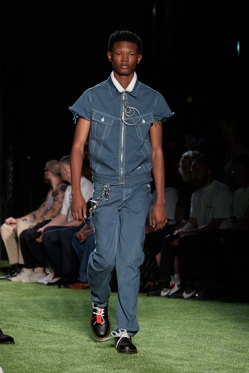 80〜90年代の米国ユースカルチャーを表現した Off-White™️ 2019年春夏コレクション イーストブルックリンの伝説のグラフィティーライター、ドンディ・ホワイトにもトリビュートを捧げる 2019年春夏のパリファッションウィークにおいて、Virgil Abloh(ヴァージル・アブロー)が〈Off-White™️(オフホワイト)〉の最新コレクションを発表した。今季はFutura(フューチュラ)などにも多大な影響を与えたイーストブルックリンの伝説のグラフィティーライター、Dondi White(ドンディ・ホワイト)にトリビュート。そのコンセプトと〈Off-White™️〉の真骨頂であるワークスタイルが融合することで、1980〜90年代のアメリカのユースカルチャーを色濃く表現している。 コレクションの中心は、デニムだ。ボトムスだけでもストレートから、ペインター、クラッシュまで相当バラエティに富んだラインアップとなっている。また、マルチポケットのベストやアトリエコート、Tシャツに加え、〈Nike(ナイキ)〉、〈Dr. Martens(ドクター マーチン)〉、『ザ・シンプソンズ』、〈Rimowa(リモワ)〉とのコラボレーションなども一挙お披露目。そして、コレクションの売り上げの一部は、ニューヨークを拠点に活動する非営利団体「God’s Love We Deliver」へ寄付されることになるという。 〈Off-White™️〉の2019年春夏コレクションの全ルックは、上のフォトギャラリーから。また、同ブランドのスタイリストを務めるBloody Osiris(ブラッディ・オシリス)が着用していた初見のBlazerもお見逃しなく。
