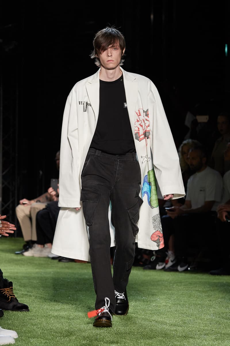 80〜90年代の米国ユースカルチャーを表現した Off-White™️ 2019年春夏コレクション イーストブルックリンの伝説のグラフィティーライター、ドンディ・ホワイトにもトリビュートを捧げる 2019年春夏のパリファッションウィークにおいて、Virgil Abloh(ヴァージル・アブロー)が〈Off-White™️(オフホワイト)〉の最新コレクションを発表した。今季はFutura(フューチュラ)などにも多大な影響を与えたイーストブルックリンの伝説のグラフィティーライター、Dondi White(ドンディ・ホワイト)にトリビュート。そのコンセプトと〈Off-White™️〉の真骨頂であるワークスタイルが融合することで、1980〜90年代のアメリカのユースカルチャーを色濃く表現している。 コレクションの中心は、デニムだ。ボトムスだけでもストレートから、ペインター、クラッシュまで相当バラエティに富んだラインアップとなっている。また、マルチポケットのベストやアトリエコート、Tシャツに加え、〈Nike(ナイキ)〉、〈Dr. Martens(ドクター マーチン)〉、『ザ・シンプソンズ』、〈Rimowa(リモワ)〉とのコラボレーションなども一挙お披露目。そして、コレクションの売り上げの一部は、ニューヨークを拠点に活動する非営利団体「God’s Love We Deliver」へ寄付されることになるという。 〈Off-White™️〉の2019年春夏コレクションの全ルックは、上のフォトギャラリーから。また、同ブランドのスタイリストを務めるBloody Osiris(ブラッディ・オシリス)が着用していた初見のBlazerもお見逃しなく。