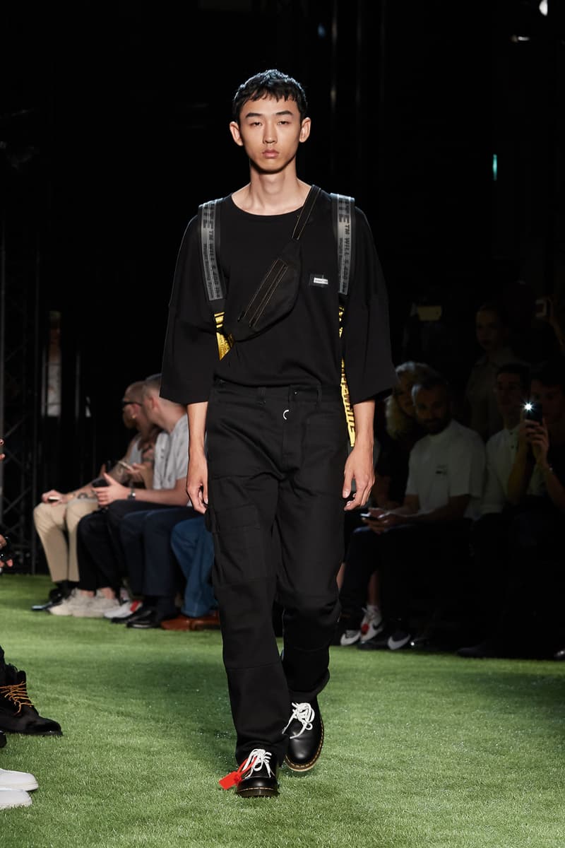 80〜90年代の米国ユースカルチャーを表現した Off-White™️ 2019年春夏コレクション イーストブルックリンの伝説のグラフィティーライター、ドンディ・ホワイトにもトリビュートを捧げる 2019年春夏のパリファッションウィークにおいて、Virgil Abloh(ヴァージル・アブロー)が〈Off-White™️(オフホワイト)〉の最新コレクションを発表した。今季はFutura(フューチュラ)などにも多大な影響を与えたイーストブルックリンの伝説のグラフィティーライター、Dondi White(ドンディ・ホワイト)にトリビュート。そのコンセプトと〈Off-White™️〉の真骨頂であるワークスタイルが融合することで、1980〜90年代のアメリカのユースカルチャーを色濃く表現している。 コレクションの中心は、デニムだ。ボトムスだけでもストレートから、ペインター、クラッシュまで相当バラエティに富んだラインアップとなっている。また、マルチポケットのベストやアトリエコート、Tシャツに加え、〈Nike(ナイキ)〉、〈Dr. Martens(ドクター マーチン)〉、『ザ・シンプソンズ』、〈Rimowa(リモワ)〉とのコラボレーションなども一挙お披露目。そして、コレクションの売り上げの一部は、ニューヨークを拠点に活動する非営利団体「God’s Love We Deliver」へ寄付されることになるという。 〈Off-White™️〉の2019年春夏コレクションの全ルックは、上のフォトギャラリーから。また、同ブランドのスタイリストを務めるBloody Osiris(ブラッディ・オシリス)が着用していた初見のBlazerもお見逃しなく。