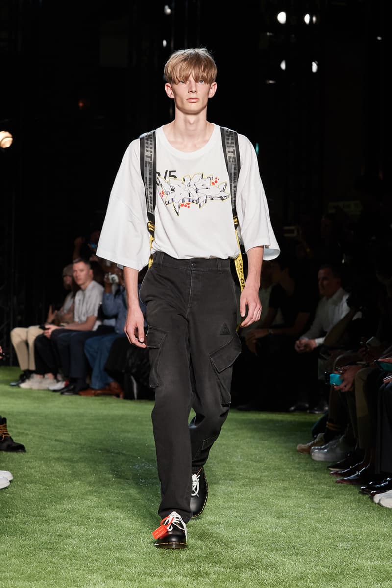 80〜90年代の米国ユースカルチャーを表現した Off-White™️ 2019年春夏コレクション イーストブルックリンの伝説のグラフィティーライター、ドンディ・ホワイトにもトリビュートを捧げる 2019年春夏のパリファッションウィークにおいて、Virgil Abloh(ヴァージル・アブロー)が〈Off-White™️(オフホワイト)〉の最新コレクションを発表した。今季はFutura(フューチュラ)などにも多大な影響を与えたイーストブルックリンの伝説のグラフィティーライター、Dondi White(ドンディ・ホワイト)にトリビュート。そのコンセプトと〈Off-White™️〉の真骨頂であるワークスタイルが融合することで、1980〜90年代のアメリカのユースカルチャーを色濃く表現している。 コレクションの中心は、デニムだ。ボトムスだけでもストレートから、ペインター、クラッシュまで相当バラエティに富んだラインアップとなっている。また、マルチポケットのベストやアトリエコート、Tシャツに加え、〈Nike(ナイキ)〉、〈Dr. Martens(ドクター マーチン)〉、『ザ・シンプソンズ』、〈Rimowa(リモワ)〉とのコラボレーションなども一挙お披露目。そして、コレクションの売り上げの一部は、ニューヨークを拠点に活動する非営利団体「God’s Love We Deliver」へ寄付されることになるという。 〈Off-White™️〉の2019年春夏コレクションの全ルックは、上のフォトギャラリーから。また、同ブランドのスタイリストを務めるBloody Osiris(ブラッディ・オシリス)が着用していた初見のBlazerもお見逃しなく。