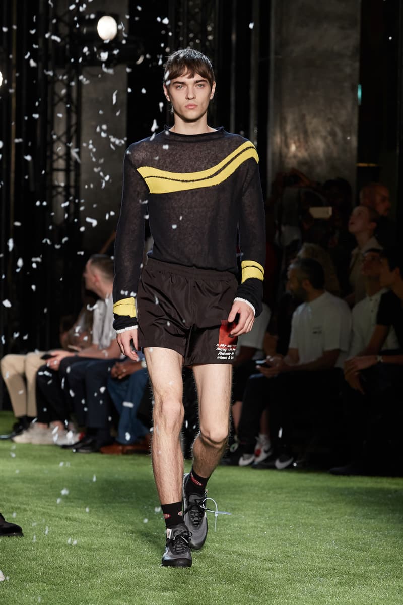 80〜90年代の米国ユースカルチャーを表現した Off-White™️ 2019年春夏コレクション イーストブルックリンの伝説のグラフィティーライター、ドンディ・ホワイトにもトリビュートを捧げる 2019年春夏のパリファッションウィークにおいて、Virgil Abloh(ヴァージル・アブロー)が〈Off-White™️(オフホワイト)〉の最新コレクションを発表した。今季はFutura(フューチュラ)などにも多大な影響を与えたイーストブルックリンの伝説のグラフィティーライター、Dondi White(ドンディ・ホワイト)にトリビュート。そのコンセプトと〈Off-White™️〉の真骨頂であるワークスタイルが融合することで、1980〜90年代のアメリカのユースカルチャーを色濃く表現している。 コレクションの中心は、デニムだ。ボトムスだけでもストレートから、ペインター、クラッシュまで相当バラエティに富んだラインアップとなっている。また、マルチポケットのベストやアトリエコート、Tシャツに加え、〈Nike(ナイキ)〉、〈Dr. Martens(ドクター マーチン)〉、『ザ・シンプソンズ』、〈Rimowa(リモワ)〉とのコラボレーションなども一挙お披露目。そして、コレクションの売り上げの一部は、ニューヨークを拠点に活動する非営利団体「God’s Love We Deliver」へ寄付されることになるという。 〈Off-White™️〉の2019年春夏コレクションの全ルックは、上のフォトギャラリーから。また、同ブランドのスタイリストを務めるBloody Osiris(ブラッディ・オシリス)が着用していた初見のBlazerもお見逃しなく。