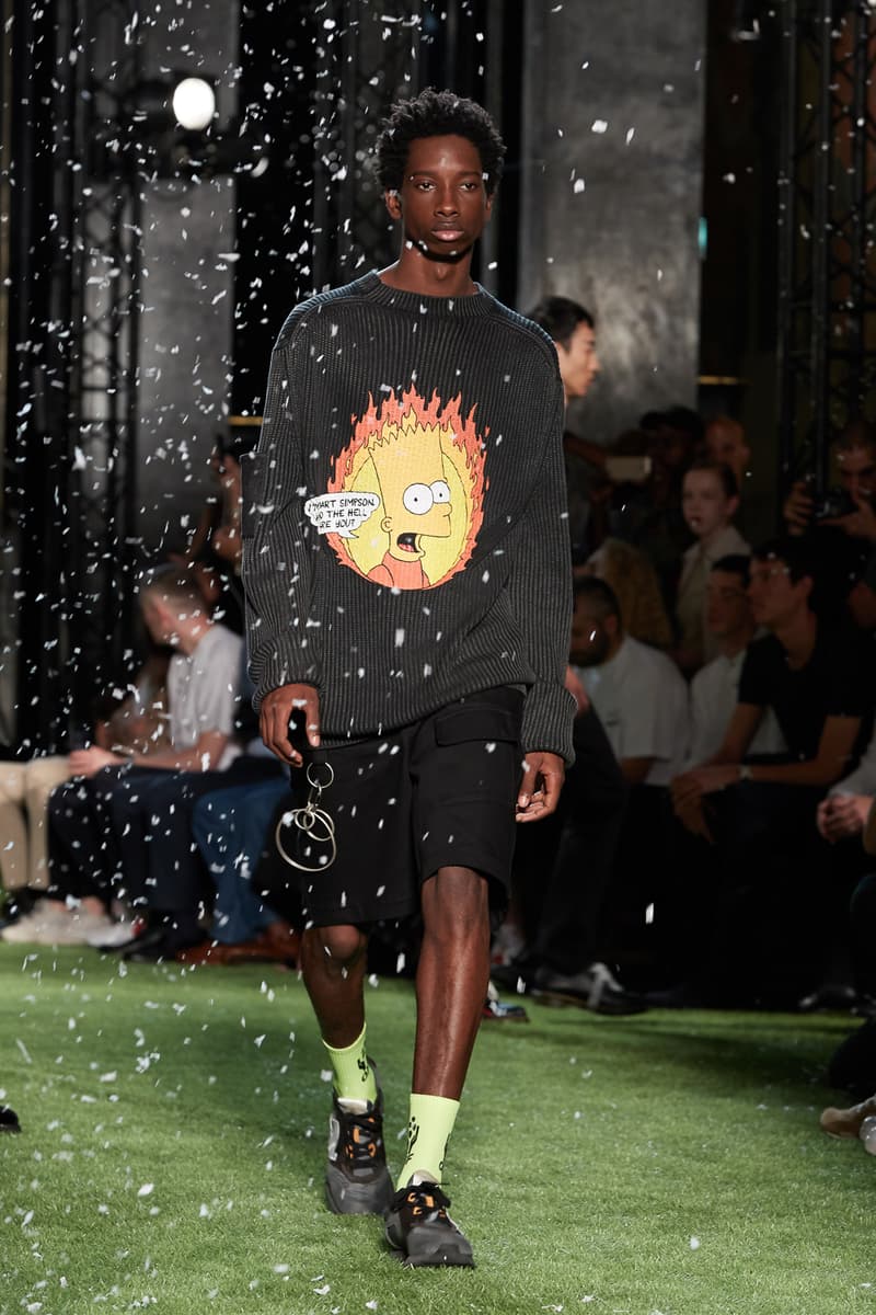 80〜90年代の米国ユースカルチャーを表現した Off-White™️ 2019年春夏コレクション イーストブルックリンの伝説のグラフィティーライター、ドンディ・ホワイトにもトリビュートを捧げる 2019年春夏のパリファッションウィークにおいて、Virgil Abloh(ヴァージル・アブロー)が〈Off-White™️(オフホワイト)〉の最新コレクションを発表した。今季はFutura(フューチュラ)などにも多大な影響を与えたイーストブルックリンの伝説のグラフィティーライター、Dondi White(ドンディ・ホワイト)にトリビュート。そのコンセプトと〈Off-White™️〉の真骨頂であるワークスタイルが融合することで、1980〜90年代のアメリカのユースカルチャーを色濃く表現している。 コレクションの中心は、デニムだ。ボトムスだけでもストレートから、ペインター、クラッシュまで相当バラエティに富んだラインアップとなっている。また、マルチポケットのベストやアトリエコート、Tシャツに加え、〈Nike(ナイキ)〉、〈Dr. Martens(ドクター マーチン)〉、『ザ・シンプソンズ』、〈Rimowa(リモワ)〉とのコラボレーションなども一挙お披露目。そして、コレクションの売り上げの一部は、ニューヨークを拠点に活動する非営利団体「God’s Love We Deliver」へ寄付されることになるという。 〈Off-White™️〉の2019年春夏コレクションの全ルックは、上のフォトギャラリーから。また、同ブランドのスタイリストを務めるBloody Osiris(ブラッディ・オシリス)が着用していた初見のBlazerもお見逃しなく。