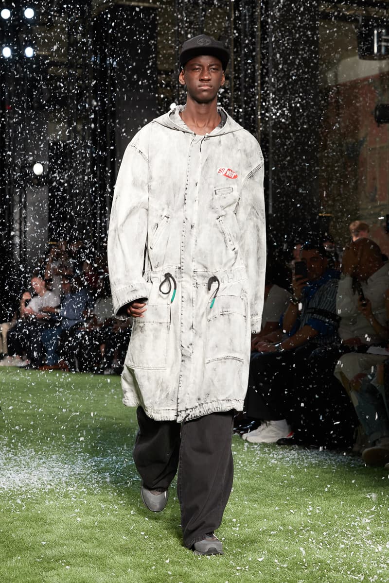 80〜90年代の米国ユースカルチャーを表現した Off-White™️ 2019年春夏コレクション イーストブルックリンの伝説のグラフィティーライター、ドンディ・ホワイトにもトリビュートを捧げる 2019年春夏のパリファッションウィークにおいて、Virgil Abloh(ヴァージル・アブロー)が〈Off-White™️(オフホワイト)〉の最新コレクションを発表した。今季はFutura(フューチュラ)などにも多大な影響を与えたイーストブルックリンの伝説のグラフィティーライター、Dondi White(ドンディ・ホワイト)にトリビュート。そのコンセプトと〈Off-White™️〉の真骨頂であるワークスタイルが融合することで、1980〜90年代のアメリカのユースカルチャーを色濃く表現している。 コレクションの中心は、デニムだ。ボトムスだけでもストレートから、ペインター、クラッシュまで相当バラエティに富んだラインアップとなっている。また、マルチポケットのベストやアトリエコート、Tシャツに加え、〈Nike(ナイキ)〉、〈Dr. Martens(ドクター マーチン)〉、『ザ・シンプソンズ』、〈Rimowa(リモワ)〉とのコラボレーションなども一挙お披露目。そして、コレクションの売り上げの一部は、ニューヨークを拠点に活動する非営利団体「God’s Love We Deliver」へ寄付されることになるという。 〈Off-White™️〉の2019年春夏コレクションの全ルックは、上のフォトギャラリーから。また、同ブランドのスタイリストを務めるBloody Osiris(ブラッディ・オシリス)が着用していた初見のBlazerもお見逃しなく。