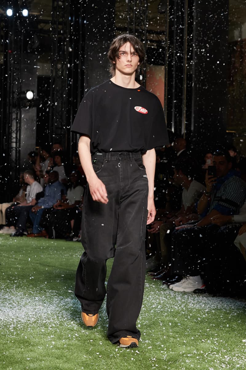 80〜90年代の米国ユースカルチャーを表現した Off-White™️ 2019年春夏コレクション イーストブルックリンの伝説のグラフィティーライター、ドンディ・ホワイトにもトリビュートを捧げる 2019年春夏のパリファッションウィークにおいて、Virgil Abloh(ヴァージル・アブロー)が〈Off-White™️(オフホワイト)〉の最新コレクションを発表した。今季はFutura(フューチュラ)などにも多大な影響を与えたイーストブルックリンの伝説のグラフィティーライター、Dondi White(ドンディ・ホワイト)にトリビュート。そのコンセプトと〈Off-White™️〉の真骨頂であるワークスタイルが融合することで、1980〜90年代のアメリカのユースカルチャーを色濃く表現している。 コレクションの中心は、デニムだ。ボトムスだけでもストレートから、ペインター、クラッシュまで相当バラエティに富んだラインアップとなっている。また、マルチポケットのベストやアトリエコート、Tシャツに加え、〈Nike(ナイキ)〉、〈Dr. Martens(ドクター マーチン)〉、『ザ・シンプソンズ』、〈Rimowa(リモワ)〉とのコラボレーションなども一挙お披露目。そして、コレクションの売り上げの一部は、ニューヨークを拠点に活動する非営利団体「God’s Love We Deliver」へ寄付されることになるという。 〈Off-White™️〉の2019年春夏コレクションの全ルックは、上のフォトギャラリーから。また、同ブランドのスタイリストを務めるBloody Osiris(ブラッディ・オシリス)が着用していた初見のBlazerもお見逃しなく。
