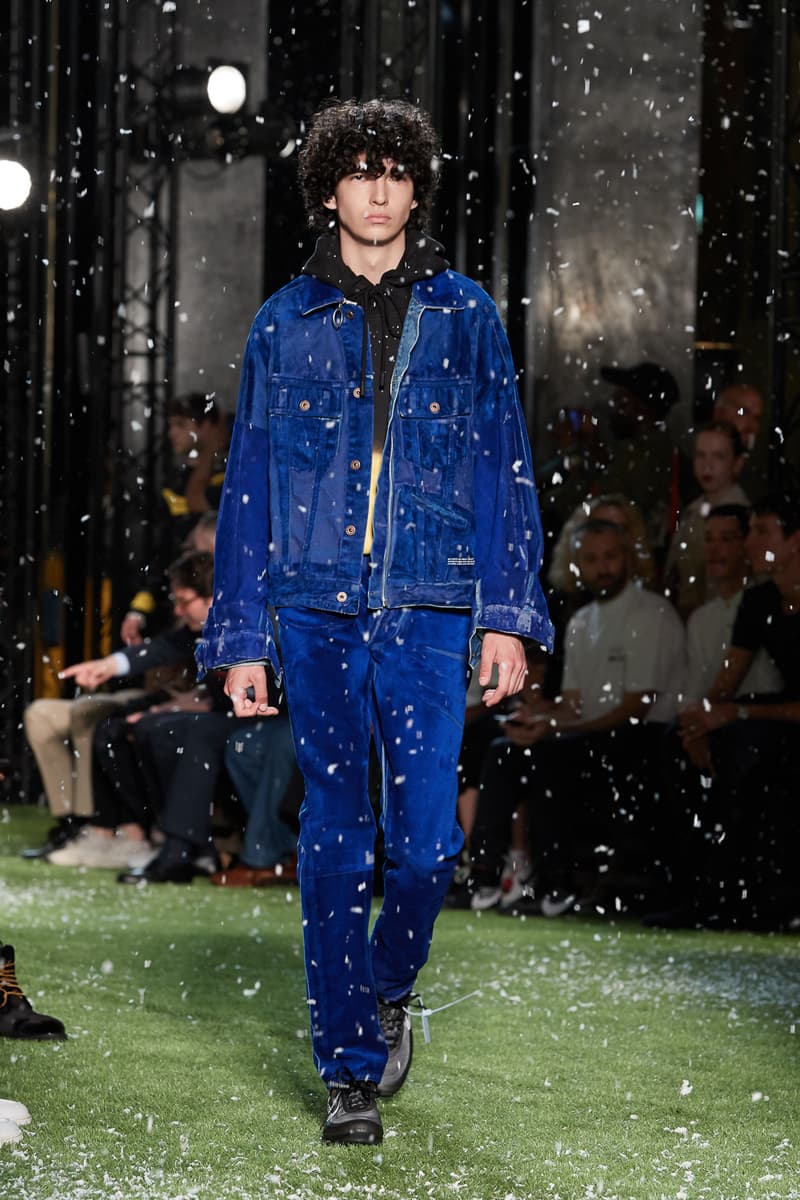 80〜90年代の米国ユースカルチャーを表現した Off-White™️ 2019年春夏コレクション イーストブルックリンの伝説のグラフィティーライター、ドンディ・ホワイトにもトリビュートを捧げる 2019年春夏のパリファッションウィークにおいて、Virgil Abloh(ヴァージル・アブロー)が〈Off-White™️(オフホワイト)〉の最新コレクションを発表した。今季はFutura(フューチュラ)などにも多大な影響を与えたイーストブルックリンの伝説のグラフィティーライター、Dondi White(ドンディ・ホワイト)にトリビュート。そのコンセプトと〈Off-White™️〉の真骨頂であるワークスタイルが融合することで、1980〜90年代のアメリカのユースカルチャーを色濃く表現している。 コレクションの中心は、デニムだ。ボトムスだけでもストレートから、ペインター、クラッシュまで相当バラエティに富んだラインアップとなっている。また、マルチポケットのベストやアトリエコート、Tシャツに加え、〈Nike(ナイキ)〉、〈Dr. Martens(ドクター マーチン)〉、『ザ・シンプソンズ』、〈Rimowa(リモワ)〉とのコラボレーションなども一挙お披露目。そして、コレクションの売り上げの一部は、ニューヨークを拠点に活動する非営利団体「God’s Love We Deliver」へ寄付されることになるという。 〈Off-White™️〉の2019年春夏コレクションの全ルックは、上のフォトギャラリーから。また、同ブランドのスタイリストを務めるBloody Osiris(ブラッディ・オシリス)が着用していた初見のBlazerもお見逃しなく。