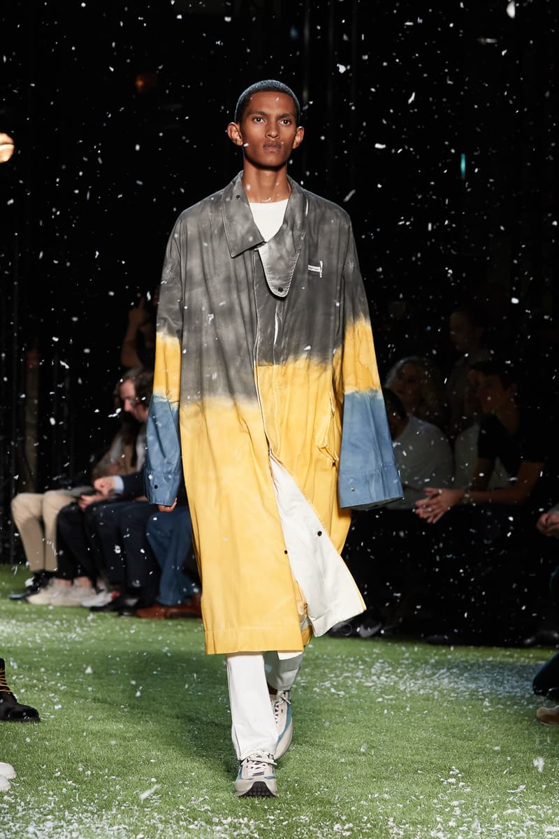 80〜90年代の米国ユースカルチャーを表現した Off-White™️ 2019年春夏コレクション イーストブルックリンの伝説のグラフィティーライター、ドンディ・ホワイトにもトリビュートを捧げる 2019年春夏のパリファッションウィークにおいて、Virgil Abloh(ヴァージル・アブロー)が〈Off-White™️(オフホワイト)〉の最新コレクションを発表した。今季はFutura(フューチュラ)などにも多大な影響を与えたイーストブルックリンの伝説のグラフィティーライター、Dondi White(ドンディ・ホワイト)にトリビュート。そのコンセプトと〈Off-White™️〉の真骨頂であるワークスタイルが融合することで、1980〜90年代のアメリカのユースカルチャーを色濃く表現している。 コレクションの中心は、デニムだ。ボトムスだけでもストレートから、ペインター、クラッシュまで相当バラエティに富んだラインアップとなっている。また、マルチポケットのベストやアトリエコート、Tシャツに加え、〈Nike(ナイキ)〉、〈Dr. Martens(ドクター マーチン)〉、『ザ・シンプソンズ』、〈Rimowa(リモワ)〉とのコラボレーションなども一挙お披露目。そして、コレクションの売り上げの一部は、ニューヨークを拠点に活動する非営利団体「God’s Love We Deliver」へ寄付されることになるという。 〈Off-White™️〉の2019年春夏コレクションの全ルックは、上のフォトギャラリーから。また、同ブランドのスタイリストを務めるBloody Osiris(ブラッディ・オシリス)が着用していた初見のBlazerもお見逃しなく。