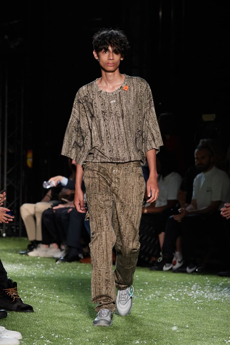 80〜90年代の米国ユースカルチャーを表現した Off-White™️ 2019年春夏コレクション イーストブルックリンの伝説のグラフィティーライター、ドンディ・ホワイトにもトリビュートを捧げる 2019年春夏のパリファッションウィークにおいて、Virgil Abloh(ヴァージル・アブロー)が〈Off-White™️(オフホワイト)〉の最新コレクションを発表した。今季はFutura(フューチュラ)などにも多大な影響を与えたイーストブルックリンの伝説のグラフィティーライター、Dondi White(ドンディ・ホワイト)にトリビュート。そのコンセプトと〈Off-White™️〉の真骨頂であるワークスタイルが融合することで、1980〜90年代のアメリカのユースカルチャーを色濃く表現している。 コレクションの中心は、デニムだ。ボトムスだけでもストレートから、ペインター、クラッシュまで相当バラエティに富んだラインアップとなっている。また、マルチポケットのベストやアトリエコート、Tシャツに加え、〈Nike(ナイキ)〉、〈Dr. Martens(ドクター マーチン)〉、『ザ・シンプソンズ』、〈Rimowa(リモワ)〉とのコラボレーションなども一挙お披露目。そして、コレクションの売り上げの一部は、ニューヨークを拠点に活動する非営利団体「God’s Love We Deliver」へ寄付されることになるという。 〈Off-White™️〉の2019年春夏コレクションの全ルックは、上のフォトギャラリーから。また、同ブランドのスタイリストを務めるBloody Osiris(ブラッディ・オシリス)が着用していた初見のBlazerもお見逃しなく。
