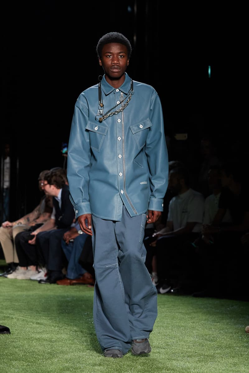 80〜90年代の米国ユースカルチャーを表現した Off-White™️ 2019年春夏コレクション イーストブルックリンの伝説のグラフィティーライター、ドンディ・ホワイトにもトリビュートを捧げる 2019年春夏のパリファッションウィークにおいて、Virgil Abloh(ヴァージル・アブロー)が〈Off-White™️(オフホワイト)〉の最新コレクションを発表した。今季はFutura(フューチュラ)などにも多大な影響を与えたイーストブルックリンの伝説のグラフィティーライター、Dondi White(ドンディ・ホワイト)にトリビュート。そのコンセプトと〈Off-White™️〉の真骨頂であるワークスタイルが融合することで、1980〜90年代のアメリカのユースカルチャーを色濃く表現している。 コレクションの中心は、デニムだ。ボトムスだけでもストレートから、ペインター、クラッシュまで相当バラエティに富んだラインアップとなっている。また、マルチポケットのベストやアトリエコート、Tシャツに加え、〈Nike(ナイキ)〉、〈Dr. Martens(ドクター マーチン)〉、『ザ・シンプソンズ』、〈Rimowa(リモワ)〉とのコラボレーションなども一挙お披露目。そして、コレクションの売り上げの一部は、ニューヨークを拠点に活動する非営利団体「God’s Love We Deliver」へ寄付されることになるという。 〈Off-White™️〉の2019年春夏コレクションの全ルックは、上のフォトギャラリーから。また、同ブランドのスタイリストを務めるBloody Osiris(ブラッディ・オシリス)が着用していた初見のBlazerもお見逃しなく。