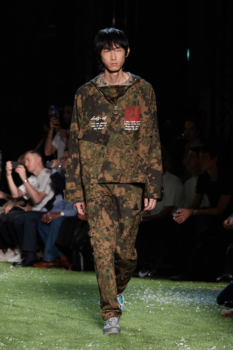 80〜90年代の米国ユースカルチャーを表現した Off-White™️ 2019年春夏コレクション イーストブルックリンの伝説のグラフィティーライター、ドンディ・ホワイトにもトリビュートを捧げる 2019年春夏のパリファッションウィークにおいて、Virgil Abloh(ヴァージル・アブロー)が〈Off-White™️(オフホワイト)〉の最新コレクションを発表した。今季はFutura(フューチュラ)などにも多大な影響を与えたイーストブルックリンの伝説のグラフィティーライター、Dondi White(ドンディ・ホワイト)にトリビュート。そのコンセプトと〈Off-White™️〉の真骨頂であるワークスタイルが融合することで、1980〜90年代のアメリカのユースカルチャーを色濃く表現している。 コレクションの中心は、デニムだ。ボトムスだけでもストレートから、ペインター、クラッシュまで相当バラエティに富んだラインアップとなっている。また、マルチポケットのベストやアトリエコート、Tシャツに加え、〈Nike(ナイキ)〉、〈Dr. Martens(ドクター マーチン)〉、『ザ・シンプソンズ』、〈Rimowa(リモワ)〉とのコラボレーションなども一挙お披露目。そして、コレクションの売り上げの一部は、ニューヨークを拠点に活動する非営利団体「God’s Love We Deliver」へ寄付されることになるという。 〈Off-White™️〉の2019年春夏コレクションの全ルックは、上のフォトギャラリーから。また、同ブランドのスタイリストを務めるBloody Osiris(ブラッディ・オシリス)が着用していた初見のBlazerもお見逃しなく。