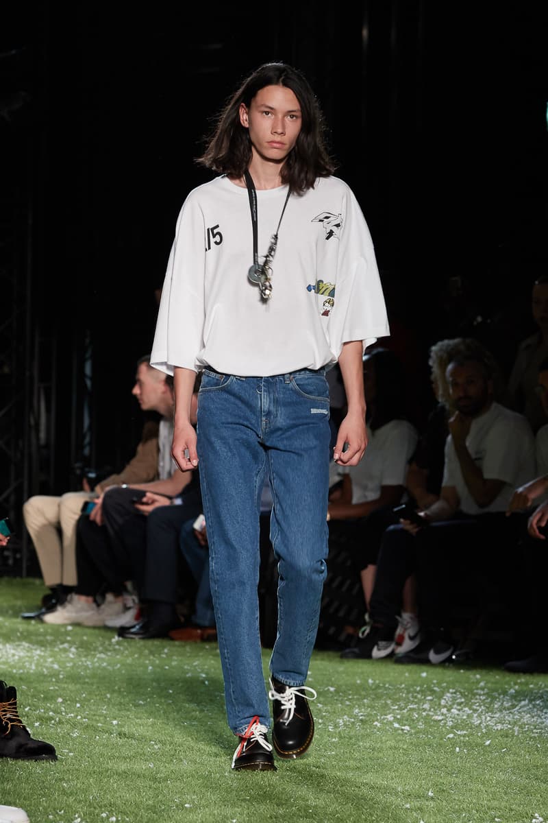 80〜90年代の米国ユースカルチャーを表現した Off-White™️ 2019年春夏コレクション イーストブルックリンの伝説のグラフィティーライター、ドンディ・ホワイトにもトリビュートを捧げる 2019年春夏のパリファッションウィークにおいて、Virgil Abloh(ヴァージル・アブロー)が〈Off-White™️(オフホワイト)〉の最新コレクションを発表した。今季はFutura(フューチュラ)などにも多大な影響を与えたイーストブルックリンの伝説のグラフィティーライター、Dondi White(ドンディ・ホワイト)にトリビュート。そのコンセプトと〈Off-White™️〉の真骨頂であるワークスタイルが融合することで、1980〜90年代のアメリカのユースカルチャーを色濃く表現している。 コレクションの中心は、デニムだ。ボトムスだけでもストレートから、ペインター、クラッシュまで相当バラエティに富んだラインアップとなっている。また、マルチポケットのベストやアトリエコート、Tシャツに加え、〈Nike(ナイキ)〉、〈Dr. Martens(ドクター マーチン)〉、『ザ・シンプソンズ』、〈Rimowa(リモワ)〉とのコラボレーションなども一挙お披露目。そして、コレクションの売り上げの一部は、ニューヨークを拠点に活動する非営利団体「God’s Love We Deliver」へ寄付されることになるという。 〈Off-White™️〉の2019年春夏コレクションの全ルックは、上のフォトギャラリーから。また、同ブランドのスタイリストを務めるBloody Osiris(ブラッディ・オシリス)が着用していた初見のBlazerもお見逃しなく。