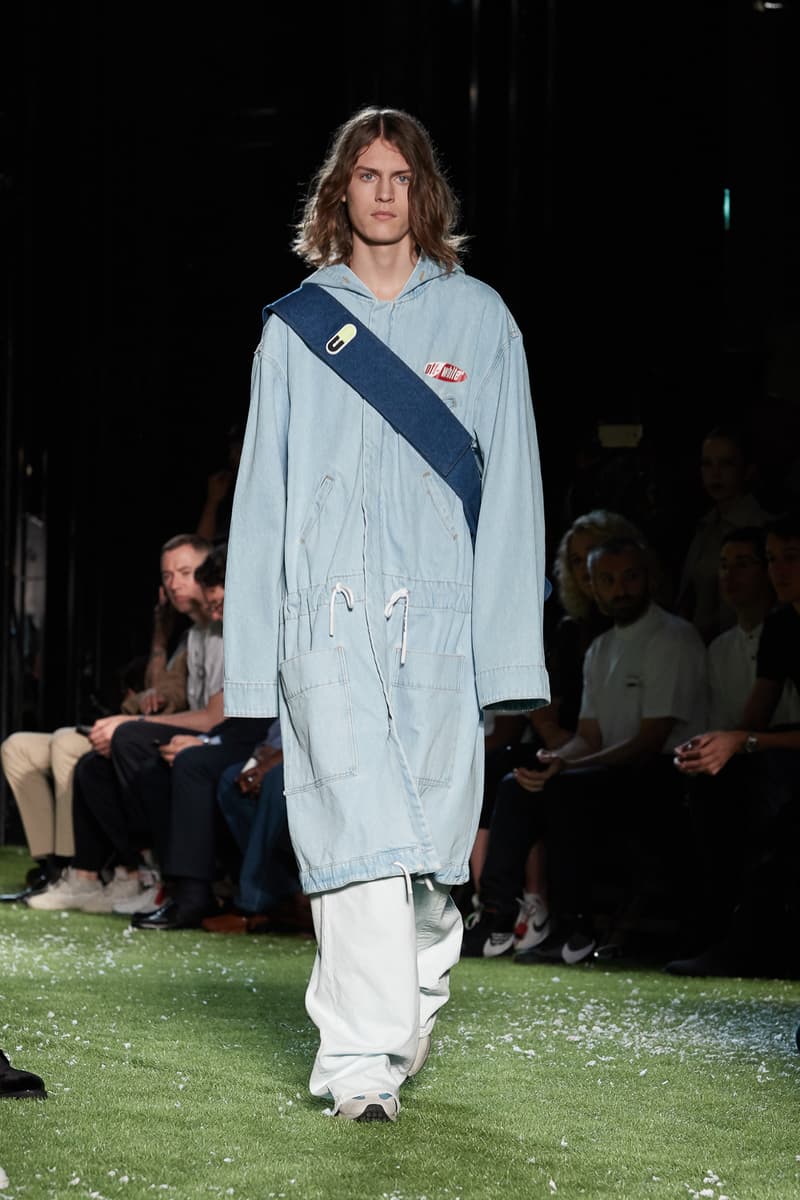 80〜90年代の米国ユースカルチャーを表現した Off-White™️ 2019年春夏コレクション イーストブルックリンの伝説のグラフィティーライター、ドンディ・ホワイトにもトリビュートを捧げる 2019年春夏のパリファッションウィークにおいて、Virgil Abloh(ヴァージル・アブロー)が〈Off-White™️(オフホワイト)〉の最新コレクションを発表した。今季はFutura(フューチュラ)などにも多大な影響を与えたイーストブルックリンの伝説のグラフィティーライター、Dondi White(ドンディ・ホワイト)にトリビュート。そのコンセプトと〈Off-White™️〉の真骨頂であるワークスタイルが融合することで、1980〜90年代のアメリカのユースカルチャーを色濃く表現している。 コレクションの中心は、デニムだ。ボトムスだけでもストレートから、ペインター、クラッシュまで相当バラエティに富んだラインアップとなっている。また、マルチポケットのベストやアトリエコート、Tシャツに加え、〈Nike(ナイキ)〉、〈Dr. Martens(ドクター マーチン)〉、『ザ・シンプソンズ』、〈Rimowa(リモワ)〉とのコラボレーションなども一挙お披露目。そして、コレクションの売り上げの一部は、ニューヨークを拠点に活動する非営利団体「God’s Love We Deliver」へ寄付されることになるという。 〈Off-White™️〉の2019年春夏コレクションの全ルックは、上のフォトギャラリーから。また、同ブランドのスタイリストを務めるBloody Osiris(ブラッディ・オシリス)が着用していた初見のBlazerもお見逃しなく。