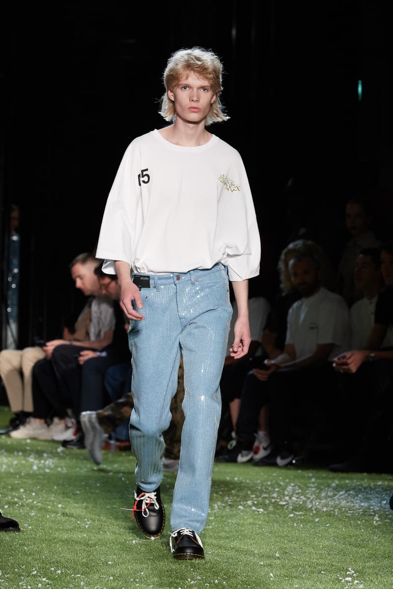 80〜90年代の米国ユースカルチャーを表現した Off-White™️ 2019年春夏コレクション イーストブルックリンの伝説のグラフィティーライター、ドンディ・ホワイトにもトリビュートを捧げる 2019年春夏のパリファッションウィークにおいて、Virgil Abloh(ヴァージル・アブロー)が〈Off-White™️(オフホワイト)〉の最新コレクションを発表した。今季はFutura(フューチュラ)などにも多大な影響を与えたイーストブルックリンの伝説のグラフィティーライター、Dondi White(ドンディ・ホワイト)にトリビュート。そのコンセプトと〈Off-White™️〉の真骨頂であるワークスタイルが融合することで、1980〜90年代のアメリカのユースカルチャーを色濃く表現している。 コレクションの中心は、デニムだ。ボトムスだけでもストレートから、ペインター、クラッシュまで相当バラエティに富んだラインアップとなっている。また、マルチポケットのベストやアトリエコート、Tシャツに加え、〈Nike(ナイキ)〉、〈Dr. Martens(ドクター マーチン)〉、『ザ・シンプソンズ』、〈Rimowa(リモワ)〉とのコラボレーションなども一挙お披露目。そして、コレクションの売り上げの一部は、ニューヨークを拠点に活動する非営利団体「God’s Love We Deliver」へ寄付されることになるという。 〈Off-White™️〉の2019年春夏コレクションの全ルックは、上のフォトギャラリーから。また、同ブランドのスタイリストを務めるBloody Osiris(ブラッディ・オシリス)が着用していた初見のBlazerもお見逃しなく。