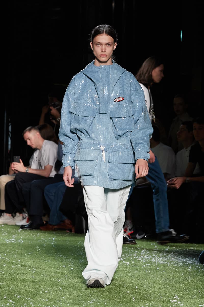 80〜90年代の米国ユースカルチャーを表現した Off-White™️ 2019年春夏コレクション イーストブルックリンの伝説のグラフィティーライター、ドンディ・ホワイトにもトリビュートを捧げる 2019年春夏のパリファッションウィークにおいて、Virgil Abloh(ヴァージル・アブロー)が〈Off-White™️(オフホワイト)〉の最新コレクションを発表した。今季はFutura(フューチュラ)などにも多大な影響を与えたイーストブルックリンの伝説のグラフィティーライター、Dondi White(ドンディ・ホワイト)にトリビュート。そのコンセプトと〈Off-White™️〉の真骨頂であるワークスタイルが融合することで、1980〜90年代のアメリカのユースカルチャーを色濃く表現している。 コレクションの中心は、デニムだ。ボトムスだけでもストレートから、ペインター、クラッシュまで相当バラエティに富んだラインアップとなっている。また、マルチポケットのベストやアトリエコート、Tシャツに加え、〈Nike(ナイキ)〉、〈Dr. Martens(ドクター マーチン)〉、『ザ・シンプソンズ』、〈Rimowa(リモワ)〉とのコラボレーションなども一挙お披露目。そして、コレクションの売り上げの一部は、ニューヨークを拠点に活動する非営利団体「God’s Love We Deliver」へ寄付されることになるという。 〈Off-White™️〉の2019年春夏コレクションの全ルックは、上のフォトギャラリーから。また、同ブランドのスタイリストを務めるBloody Osiris(ブラッディ・オシリス)が着用していた初見のBlazerもお見逃しなく。