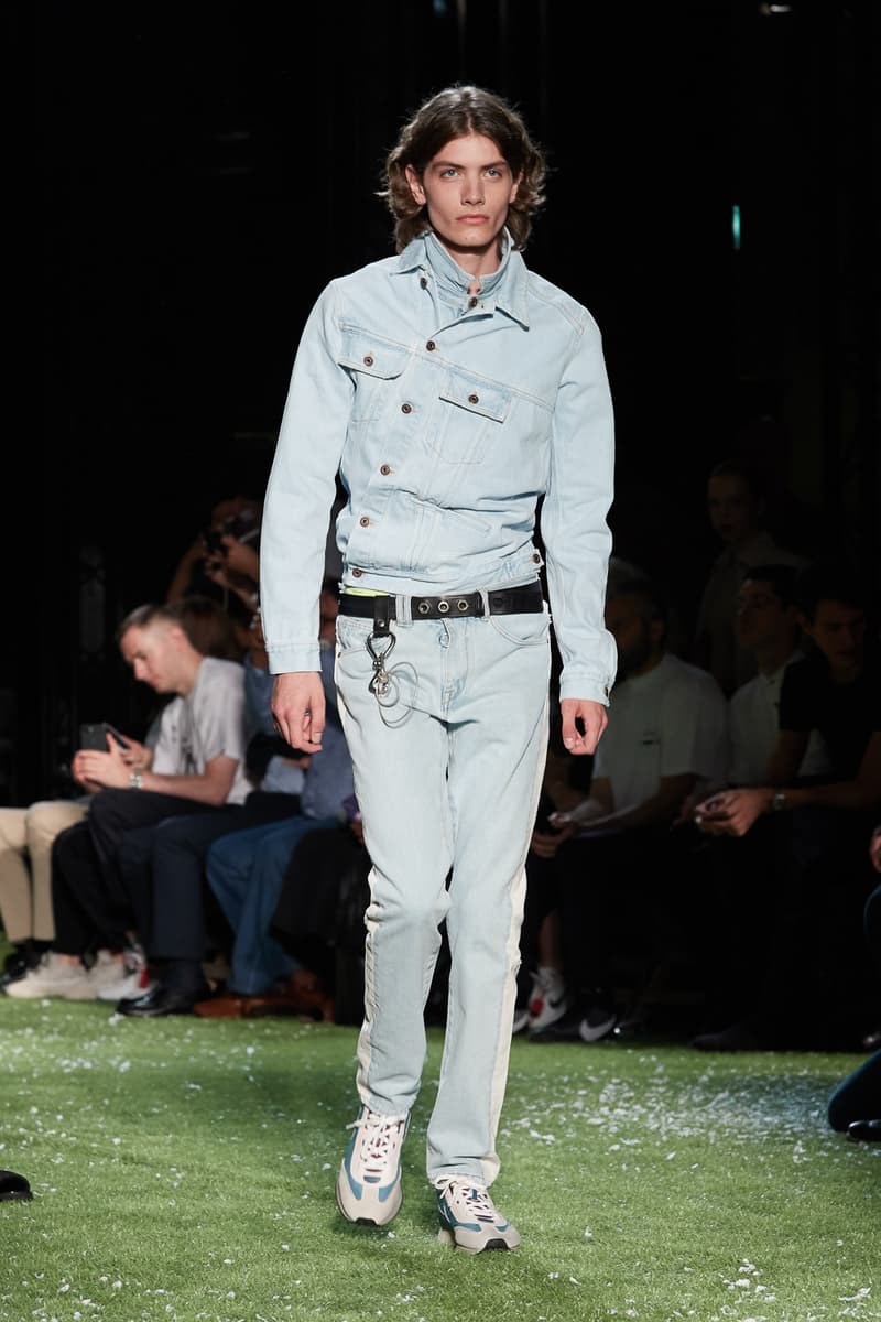 80〜90年代の米国ユースカルチャーを表現した Off-White™️ 2019年春夏コレクション イーストブルックリンの伝説のグラフィティーライター、ドンディ・ホワイトにもトリビュートを捧げる 2019年春夏のパリファッションウィークにおいて、Virgil Abloh(ヴァージル・アブロー)が〈Off-White™️(オフホワイト)〉の最新コレクションを発表した。今季はFutura(フューチュラ)などにも多大な影響を与えたイーストブルックリンの伝説のグラフィティーライター、Dondi White(ドンディ・ホワイト)にトリビュート。そのコンセプトと〈Off-White™️〉の真骨頂であるワークスタイルが融合することで、1980〜90年代のアメリカのユースカルチャーを色濃く表現している。 コレクションの中心は、デニムだ。ボトムスだけでもストレートから、ペインター、クラッシュまで相当バラエティに富んだラインアップとなっている。また、マルチポケットのベストやアトリエコート、Tシャツに加え、〈Nike(ナイキ)〉、〈Dr. Martens(ドクター マーチン)〉、『ザ・シンプソンズ』、〈Rimowa(リモワ)〉とのコラボレーションなども一挙お披露目。そして、コレクションの売り上げの一部は、ニューヨークを拠点に活動する非営利団体「God’s Love We Deliver」へ寄付されることになるという。 〈Off-White™️〉の2019年春夏コレクションの全ルックは、上のフォトギャラリーから。また、同ブランドのスタイリストを務めるBloody Osiris(ブラッディ・オシリス)が着用していた初見のBlazerもお見逃しなく。