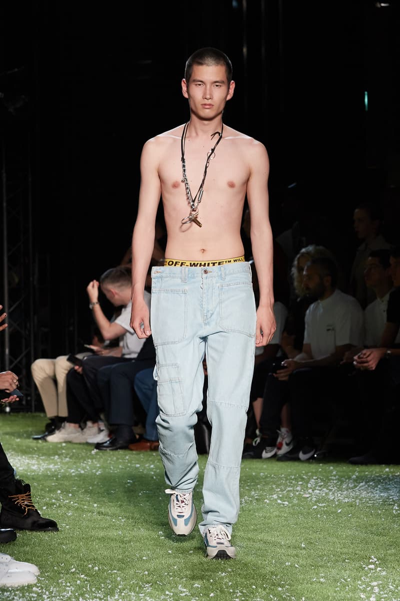 80〜90年代の米国ユースカルチャーを表現した Off-White™️ 2019年春夏コレクション イーストブルックリンの伝説のグラフィティーライター、ドンディ・ホワイトにもトリビュートを捧げる 2019年春夏のパリファッションウィークにおいて、Virgil Abloh(ヴァージル・アブロー)が〈Off-White™️(オフホワイト)〉の最新コレクションを発表した。今季はFutura(フューチュラ)などにも多大な影響を与えたイーストブルックリンの伝説のグラフィティーライター、Dondi White(ドンディ・ホワイト)にトリビュート。そのコンセプトと〈Off-White™️〉の真骨頂であるワークスタイルが融合することで、1980〜90年代のアメリカのユースカルチャーを色濃く表現している。 コレクションの中心は、デニムだ。ボトムスだけでもストレートから、ペインター、クラッシュまで相当バラエティに富んだラインアップとなっている。また、マルチポケットのベストやアトリエコート、Tシャツに加え、〈Nike(ナイキ)〉、〈Dr. Martens(ドクター マーチン)〉、『ザ・シンプソンズ』、〈Rimowa(リモワ)〉とのコラボレーションなども一挙お披露目。そして、コレクションの売り上げの一部は、ニューヨークを拠点に活動する非営利団体「God’s Love We Deliver」へ寄付されることになるという。 〈Off-White™️〉の2019年春夏コレクションの全ルックは、上のフォトギャラリーから。また、同ブランドのスタイリストを務めるBloody Osiris(ブラッディ・オシリス)が着用していた初見のBlazerもお見逃しなく。