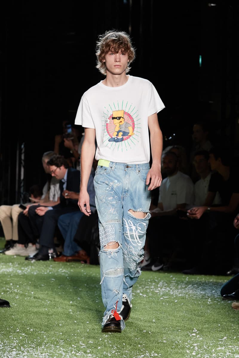 80〜90年代の米国ユースカルチャーを表現した Off-White™️ 2019年春夏コレクション イーストブルックリンの伝説のグラフィティーライター、ドンディ・ホワイトにもトリビュートを捧げる 2019年春夏のパリファッションウィークにおいて、Virgil Abloh(ヴァージル・アブロー)が〈Off-White™️(オフホワイト)〉の最新コレクションを発表した。今季はFutura(フューチュラ)などにも多大な影響を与えたイーストブルックリンの伝説のグラフィティーライター、Dondi White(ドンディ・ホワイト)にトリビュート。そのコンセプトと〈Off-White™️〉の真骨頂であるワークスタイルが融合することで、1980〜90年代のアメリカのユースカルチャーを色濃く表現している。 コレクションの中心は、デニムだ。ボトムスだけでもストレートから、ペインター、クラッシュまで相当バラエティに富んだラインアップとなっている。また、マルチポケットのベストやアトリエコート、Tシャツに加え、〈Nike(ナイキ)〉、〈Dr. Martens(ドクター マーチン)〉、『ザ・シンプソンズ』、〈Rimowa(リモワ)〉とのコラボレーションなども一挙お披露目。そして、コレクションの売り上げの一部は、ニューヨークを拠点に活動する非営利団体「God’s Love We Deliver」へ寄付されることになるという。 〈Off-White™️〉の2019年春夏コレクションの全ルックは、上のフォトギャラリーから。また、同ブランドのスタイリストを務めるBloody Osiris(ブラッディ・オシリス)が着用していた初見のBlazerもお見逃しなく。