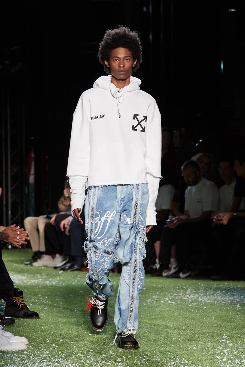 80〜90年代の米国ユースカルチャーを表現した Off-White™️ 2019年春夏コレクション イーストブルックリンの伝説のグラフィティーライター、ドンディ・ホワイトにもトリビュートを捧げる 2019年春夏のパリファッションウィークにおいて、Virgil Abloh(ヴァージル・アブロー)が〈Off-White™️(オフホワイト)〉の最新コレクションを発表した。今季はFutura(フューチュラ)などにも多大な影響を与えたイーストブルックリンの伝説のグラフィティーライター、Dondi White(ドンディ・ホワイト)にトリビュート。そのコンセプトと〈Off-White™️〉の真骨頂であるワークスタイルが融合することで、1980〜90年代のアメリカのユースカルチャーを色濃く表現している。 コレクションの中心は、デニムだ。ボトムスだけでもストレートから、ペインター、クラッシュまで相当バラエティに富んだラインアップとなっている。また、マルチポケットのベストやアトリエコート、Tシャツに加え、〈Nike(ナイキ)〉、〈Dr. Martens(ドクター マーチン)〉、『ザ・シンプソンズ』、〈Rimowa(リモワ)〉とのコラボレーションなども一挙お披露目。そして、コレクションの売り上げの一部は、ニューヨークを拠点に活動する非営利団体「God’s Love We Deliver」へ寄付されることになるという。 〈Off-White™️〉の2019年春夏コレクションの全ルックは、上のフォトギャラリーから。また、同ブランドのスタイリストを務めるBloody Osiris(ブラッディ・オシリス)が着用していた初見のBlazerもお見逃しなく。