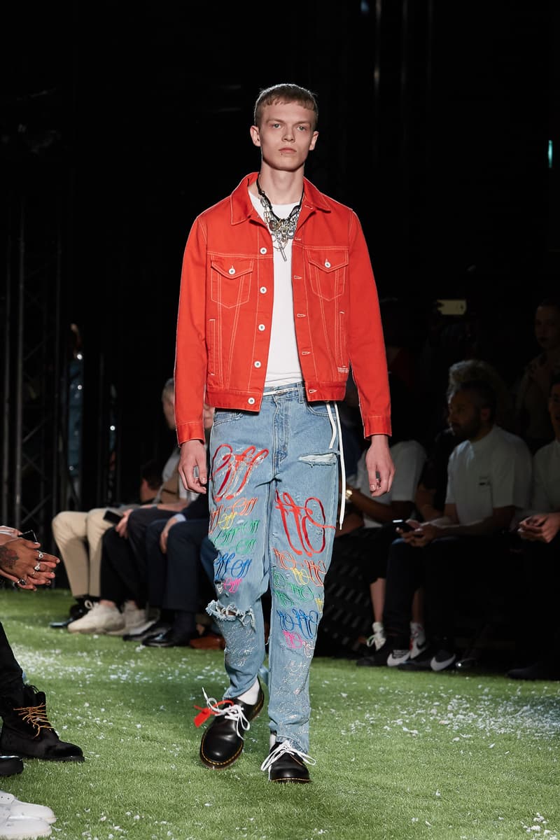 80〜90年代の米国ユースカルチャーを表現した Off-White™️ 2019年春夏コレクション イーストブルックリンの伝説のグラフィティーライター、ドンディ・ホワイトにもトリビュートを捧げる 2019年春夏のパリファッションウィークにおいて、Virgil Abloh(ヴァージル・アブロー)が〈Off-White™️(オフホワイト)〉の最新コレクションを発表した。今季はFutura(フューチュラ)などにも多大な影響を与えたイーストブルックリンの伝説のグラフィティーライター、Dondi White(ドンディ・ホワイト)にトリビュート。そのコンセプトと〈Off-White™️〉の真骨頂であるワークスタイルが融合することで、1980〜90年代のアメリカのユースカルチャーを色濃く表現している。 コレクションの中心は、デニムだ。ボトムスだけでもストレートから、ペインター、クラッシュまで相当バラエティに富んだラインアップとなっている。また、マルチポケットのベストやアトリエコート、Tシャツに加え、〈Nike(ナイキ)〉、〈Dr. Martens(ドクター マーチン)〉、『ザ・シンプソンズ』、〈Rimowa(リモワ)〉とのコラボレーションなども一挙お披露目。そして、コレクションの売り上げの一部は、ニューヨークを拠点に活動する非営利団体「God’s Love We Deliver」へ寄付されることになるという。 〈Off-White™️〉の2019年春夏コレクションの全ルックは、上のフォトギャラリーから。また、同ブランドのスタイリストを務めるBloody Osiris(ブラッディ・オシリス)が着用していた初見のBlazerもお見逃しなく。