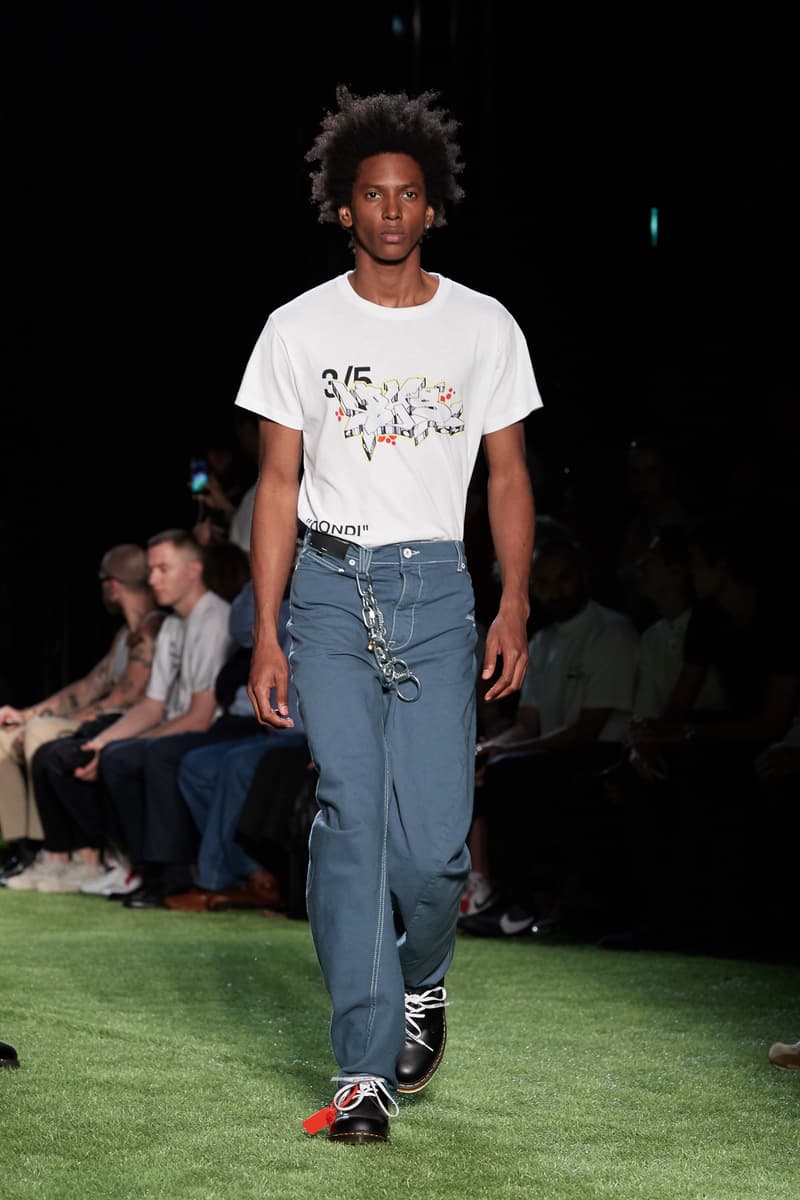 80〜90年代の米国ユースカルチャーを表現した Off-White™️ 2019年春夏コレクション イーストブルックリンの伝説のグラフィティーライター、ドンディ・ホワイトにもトリビュートを捧げる 2019年春夏のパリファッションウィークにおいて、Virgil Abloh(ヴァージル・アブロー)が〈Off-White™️(オフホワイト)〉の最新コレクションを発表した。今季はFutura(フューチュラ)などにも多大な影響を与えたイーストブルックリンの伝説のグラフィティーライター、Dondi White(ドンディ・ホワイト)にトリビュート。そのコンセプトと〈Off-White™️〉の真骨頂であるワークスタイルが融合することで、1980〜90年代のアメリカのユースカルチャーを色濃く表現している。 コレクションの中心は、デニムだ。ボトムスだけでもストレートから、ペインター、クラッシュまで相当バラエティに富んだラインアップとなっている。また、マルチポケットのベストやアトリエコート、Tシャツに加え、〈Nike(ナイキ)〉、〈Dr. Martens(ドクター マーチン)〉、『ザ・シンプソンズ』、〈Rimowa(リモワ)〉とのコラボレーションなども一挙お披露目。そして、コレクションの売り上げの一部は、ニューヨークを拠点に活動する非営利団体「God’s Love We Deliver」へ寄付されることになるという。 〈Off-White™️〉の2019年春夏コレクションの全ルックは、上のフォトギャラリーから。また、同ブランドのスタイリストを務めるBloody Osiris(ブラッディ・オシリス)が着用していた初見のBlazerもお見逃しなく。