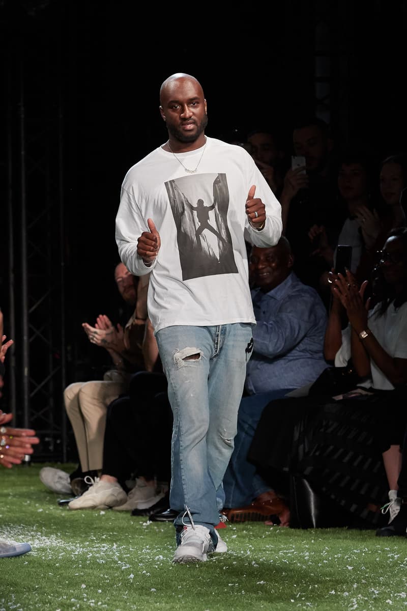 80〜90年代の米国ユースカルチャーを表現した Off-White™️ 2019年春夏コレクション イーストブルックリンの伝説のグラフィティーライター、ドンディ・ホワイトにもトリビュートを捧げる 2019年春夏のパリファッションウィークにおいて、Virgil Abloh(ヴァージル・アブロー)が〈Off-White™️(オフホワイト)〉の最新コレクションを発表した。今季はFutura(フューチュラ)などにも多大な影響を与えたイーストブルックリンの伝説のグラフィティーライター、Dondi White(ドンディ・ホワイト)にトリビュート。そのコンセプトと〈Off-White™️〉の真骨頂であるワークスタイルが融合することで、1980〜90年代のアメリカのユースカルチャーを色濃く表現している。 コレクションの中心は、デニムだ。ボトムスだけでもストレートから、ペインター、クラッシュまで相当バラエティに富んだラインアップとなっている。また、マルチポケットのベストやアトリエコート、Tシャツに加え、〈Nike(ナイキ)〉、〈Dr. Martens(ドクター マーチン)〉、『ザ・シンプソンズ』、〈Rimowa(リモワ)〉とのコラボレーションなども一挙お披露目。そして、コレクションの売り上げの一部は、ニューヨークを拠点に活動する非営利団体「God’s Love We Deliver」へ寄付されることになるという。 〈Off-White™️〉の2019年春夏コレクションの全ルックは、上のフォトギャラリーから。また、同ブランドのスタイリストを務めるBloody Osiris(ブラッディ・オシリス)が着用していた初見のBlazerもお見逃しなく。