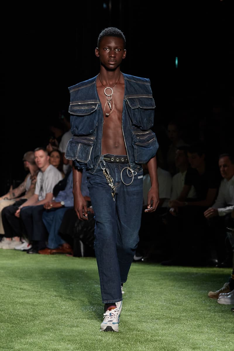 80〜90年代の米国ユースカルチャーを表現した Off-White™️ 2019年春夏コレクション イーストブルックリンの伝説のグラフィティーライター、ドンディ・ホワイトにもトリビュートを捧げる 2019年春夏のパリファッションウィークにおいて、Virgil Abloh(ヴァージル・アブロー)が〈Off-White™️(オフホワイト)〉の最新コレクションを発表した。今季はFutura(フューチュラ)などにも多大な影響を与えたイーストブルックリンの伝説のグラフィティーライター、Dondi White(ドンディ・ホワイト)にトリビュート。そのコンセプトと〈Off-White™️〉の真骨頂であるワークスタイルが融合することで、1980〜90年代のアメリカのユースカルチャーを色濃く表現している。 コレクションの中心は、デニムだ。ボトムスだけでもストレートから、ペインター、クラッシュまで相当バラエティに富んだラインアップとなっている。また、マルチポケットのベストやアトリエコート、Tシャツに加え、〈Nike(ナイキ)〉、〈Dr. Martens(ドクター マーチン)〉、『ザ・シンプソンズ』、〈Rimowa(リモワ)〉とのコラボレーションなども一挙お披露目。そして、コレクションの売り上げの一部は、ニューヨークを拠点に活動する非営利団体「God’s Love We Deliver」へ寄付されることになるという。 〈Off-White™️〉の2019年春夏コレクションの全ルックは、上のフォトギャラリーから。また、同ブランドのスタイリストを務めるBloody Osiris(ブラッディ・オシリス)が着用していた初見のBlazerもお見逃しなく。