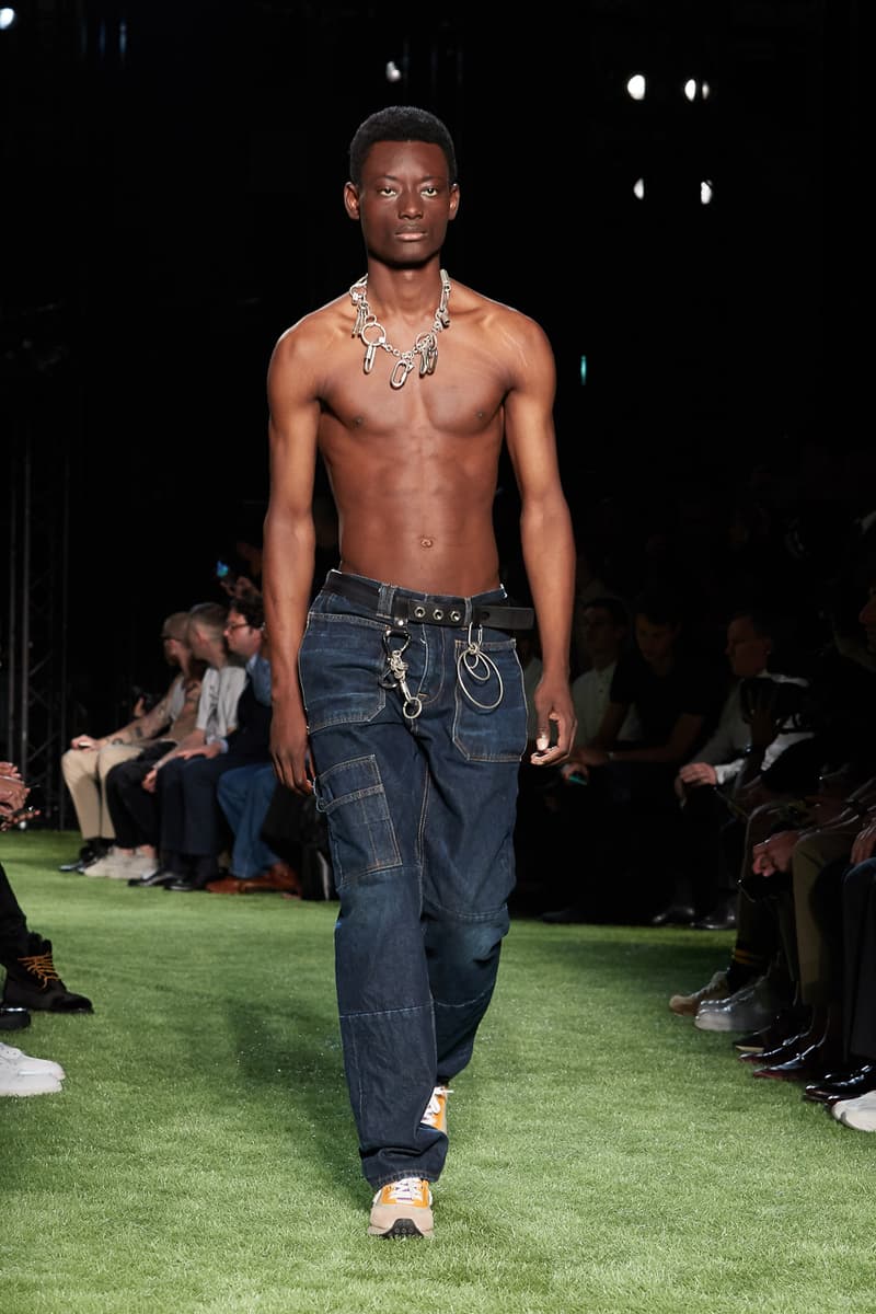 80〜90年代の米国ユースカルチャーを表現した Off-White™️ 2019年春夏コレクション イーストブルックリンの伝説のグラフィティーライター、ドンディ・ホワイトにもトリビュートを捧げる 2019年春夏のパリファッションウィークにおいて、Virgil Abloh(ヴァージル・アブロー)が〈Off-White™️(オフホワイト)〉の最新コレクションを発表した。今季はFutura(フューチュラ)などにも多大な影響を与えたイーストブルックリンの伝説のグラフィティーライター、Dondi White(ドンディ・ホワイト)にトリビュート。そのコンセプトと〈Off-White™️〉の真骨頂であるワークスタイルが融合することで、1980〜90年代のアメリカのユースカルチャーを色濃く表現している。 コレクションの中心は、デニムだ。ボトムスだけでもストレートから、ペインター、クラッシュまで相当バラエティに富んだラインアップとなっている。また、マルチポケットのベストやアトリエコート、Tシャツに加え、〈Nike(ナイキ)〉、〈Dr. Martens(ドクター マーチン)〉、『ザ・シンプソンズ』、〈Rimowa(リモワ)〉とのコラボレーションなども一挙お披露目。そして、コレクションの売り上げの一部は、ニューヨークを拠点に活動する非営利団体「God’s Love We Deliver」へ寄付されることになるという。 〈Off-White™️〉の2019年春夏コレクションの全ルックは、上のフォトギャラリーから。また、同ブランドのスタイリストを務めるBloody Osiris(ブラッディ・オシリス)が着用していた初見のBlazerもお見逃しなく。