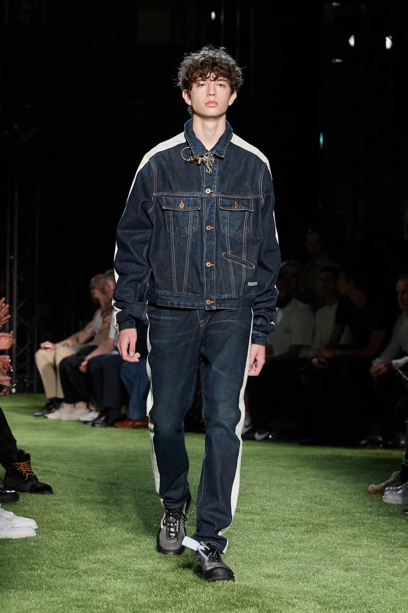 80〜90年代の米国ユースカルチャーを表現した Off-White™️ 2019年春夏コレクション イーストブルックリンの伝説のグラフィティーライター、ドンディ・ホワイトにもトリビュートを捧げる 2019年春夏のパリファッションウィークにおいて、Virgil Abloh(ヴァージル・アブロー)が〈Off-White™️(オフホワイト)〉の最新コレクションを発表した。今季はFutura(フューチュラ)などにも多大な影響を与えたイーストブルックリンの伝説のグラフィティーライター、Dondi White(ドンディ・ホワイト)にトリビュート。そのコンセプトと〈Off-White™️〉の真骨頂であるワークスタイルが融合することで、1980〜90年代のアメリカのユースカルチャーを色濃く表現している。 コレクションの中心は、デニムだ。ボトムスだけでもストレートから、ペインター、クラッシュまで相当バラエティに富んだラインアップとなっている。また、マルチポケットのベストやアトリエコート、Tシャツに加え、〈Nike(ナイキ)〉、〈Dr. Martens(ドクター マーチン)〉、『ザ・シンプソンズ』、〈Rimowa(リモワ)〉とのコラボレーションなども一挙お披露目。そして、コレクションの売り上げの一部は、ニューヨークを拠点に活動する非営利団体「God’s Love We Deliver」へ寄付されることになるという。 〈Off-White™️〉の2019年春夏コレクションの全ルックは、上のフォトギャラリーから。また、同ブランドのスタイリストを務めるBloody Osiris(ブラッディ・オシリス)が着用していた初見のBlazerもお見逃しなく。