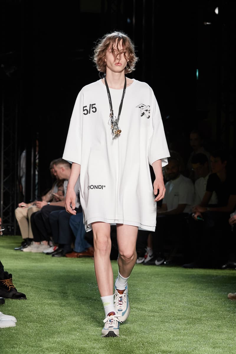 80〜90年代の米国ユースカルチャーを表現した Off-White™️ 2019年春夏コレクション イーストブルックリンの伝説のグラフィティーライター、ドンディ・ホワイトにもトリビュートを捧げる 2019年春夏のパリファッションウィークにおいて、Virgil Abloh(ヴァージル・アブロー)が〈Off-White™️(オフホワイト)〉の最新コレクションを発表した。今季はFutura(フューチュラ)などにも多大な影響を与えたイーストブルックリンの伝説のグラフィティーライター、Dondi White(ドンディ・ホワイト)にトリビュート。そのコンセプトと〈Off-White™️〉の真骨頂であるワークスタイルが融合することで、1980〜90年代のアメリカのユースカルチャーを色濃く表現している。 コレクションの中心は、デニムだ。ボトムスだけでもストレートから、ペインター、クラッシュまで相当バラエティに富んだラインアップとなっている。また、マルチポケットのベストやアトリエコート、Tシャツに加え、〈Nike(ナイキ)〉、〈Dr. Martens(ドクター マーチン)〉、『ザ・シンプソンズ』、〈Rimowa(リモワ)〉とのコラボレーションなども一挙お披露目。そして、コレクションの売り上げの一部は、ニューヨークを拠点に活動する非営利団体「God’s Love We Deliver」へ寄付されることになるという。 〈Off-White™️〉の2019年春夏コレクションの全ルックは、上のフォトギャラリーから。また、同ブランドのスタイリストを務めるBloody Osiris(ブラッディ・オシリス)が着用していた初見のBlazerもお見逃しなく。