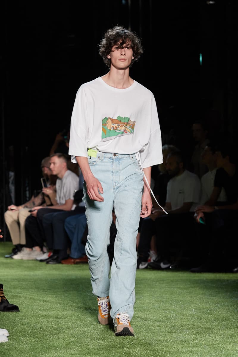 80〜90年代の米国ユースカルチャーを表現した Off-White™️ 2019年春夏コレクション イーストブルックリンの伝説のグラフィティーライター、ドンディ・ホワイトにもトリビュートを捧げる 2019年春夏のパリファッションウィークにおいて、Virgil Abloh(ヴァージル・アブロー)が〈Off-White™️(オフホワイト)〉の最新コレクションを発表した。今季はFutura(フューチュラ)などにも多大な影響を与えたイーストブルックリンの伝説のグラフィティーライター、Dondi White(ドンディ・ホワイト)にトリビュート。そのコンセプトと〈Off-White™️〉の真骨頂であるワークスタイルが融合することで、1980〜90年代のアメリカのユースカルチャーを色濃く表現している。 コレクションの中心は、デニムだ。ボトムスだけでもストレートから、ペインター、クラッシュまで相当バラエティに富んだラインアップとなっている。また、マルチポケットのベストやアトリエコート、Tシャツに加え、〈Nike(ナイキ)〉、〈Dr. Martens(ドクター マーチン)〉、『ザ・シンプソンズ』、〈Rimowa(リモワ)〉とのコラボレーションなども一挙お披露目。そして、コレクションの売り上げの一部は、ニューヨークを拠点に活動する非営利団体「God’s Love We Deliver」へ寄付されることになるという。 〈Off-White™️〉の2019年春夏コレクションの全ルックは、上のフォトギャラリーから。また、同ブランドのスタイリストを務めるBloody Osiris(ブラッディ・オシリス)が着用していた初見のBlazerもお見逃しなく。