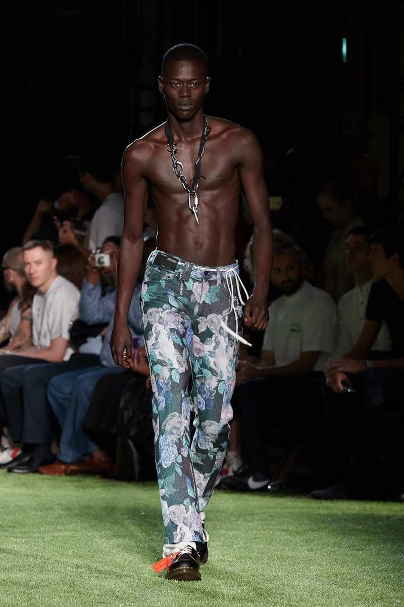 80〜90年代の米国ユースカルチャーを表現した Off-White™️ 2019年春夏コレクション イーストブルックリンの伝説のグラフィティーライター、ドンディ・ホワイトにもトリビュートを捧げる 2019年春夏のパリファッションウィークにおいて、Virgil Abloh(ヴァージル・アブロー)が〈Off-White™️(オフホワイト)〉の最新コレクションを発表した。今季はFutura(フューチュラ)などにも多大な影響を与えたイーストブルックリンの伝説のグラフィティーライター、Dondi White(ドンディ・ホワイト)にトリビュート。そのコンセプトと〈Off-White™️〉の真骨頂であるワークスタイルが融合することで、1980〜90年代のアメリカのユースカルチャーを色濃く表現している。 コレクションの中心は、デニムだ。ボトムスだけでもストレートから、ペインター、クラッシュまで相当バラエティに富んだラインアップとなっている。また、マルチポケットのベストやアトリエコート、Tシャツに加え、〈Nike(ナイキ)〉、〈Dr. Martens(ドクター マーチン)〉、『ザ・シンプソンズ』、〈Rimowa(リモワ)〉とのコラボレーションなども一挙お披露目。そして、コレクションの売り上げの一部は、ニューヨークを拠点に活動する非営利団体「God’s Love We Deliver」へ寄付されることになるという。 〈Off-White™️〉の2019年春夏コレクションの全ルックは、上のフォトギャラリーから。また、同ブランドのスタイリストを務めるBloody Osiris(ブラッディ・オシリス)が着用していた初見のBlazerもお見逃しなく。