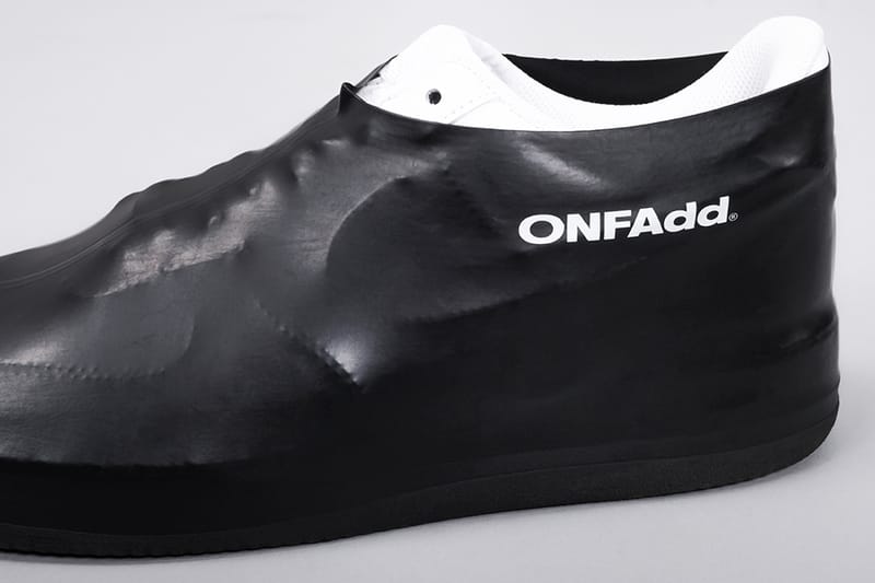 雨や泥からスニーカーを保護するマストハブのレインフットウェア Rain Socks