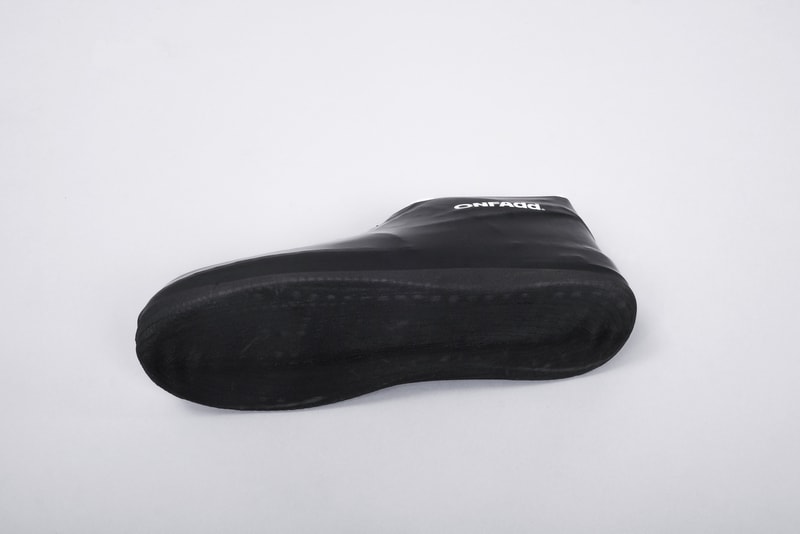 雨や泥からスニーカーを保護するマストハブのレインフットウェア Rain Socks 長年の悩みを解消し、大切な靴を雨から守る買い溜め必至のスニーカー用オーバーシューズ