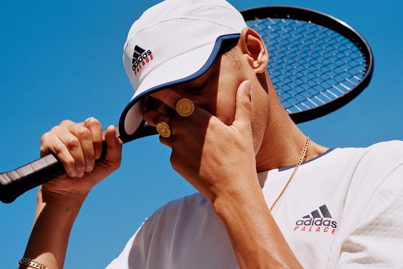 Palace が adidas とのテニスコレクションの全貌を紐解くルックブックを公開 「ウィンブルドン選手権」の開催を祝す上品なオールホワイトのテニスアイテムが多数登場 ストリートブランドながら街中にアドバタイズするという斬新な手法で話題作りをしてきた〈Palace（パレス）〉が、鉄道駅のプラットホームに〈adidas（アディダス）〉との新たなコラボレーションを予告する広告を掲載。その駅とは、テニスの四大大会のひとつ「ウィンブルドン選手権」の会場の最寄りであるウィンブルドン駅で、ティーザーを見る限り、両者はテニスに関連したコレクションを発表するのではないかと推測されていた。  その広告の存在が明らかになってから間も無く、ロンドンを拠点とするインディペンデントスケートレーベルは、コレクションの全貌を紐解くルックブックを公開。Blondey McCoy（ブロンディ・マッコイ）とLucien Clarke（ルシアン・クラーク）がモデルとして登場するフォトセットには、かぶりのジップアップポロや、ショーツ、ヘッドバンド、トラックスーツ、キャップ、バケットハットといった各種アパレルに加え、両者のブランドロゴを配した傘やテニスボールなども写り込んでいる。また、全てのプロダクトを白で統一しているのは、同大会が選手に課しているオールホワイトのドレスコートにインスパイアされているからであろう。  〈Palace〉x〈adidas〉のウィンブルドンコレクションは、7月3日（土）11時より〈Palace〉の日本語版オンラインストアにて発売開始。ドロップに先駆けて、本コレクションの世界観を投影した下のムービーを楽しんでみてはいかがだろうか。  ちなみに、「ウィンブルドン」の優勝候補の一人、Roger Federer（ロジャー・フェデラー）〉には〈Nike（ナイキ）〉からの移籍の噂があるが、果たして……。