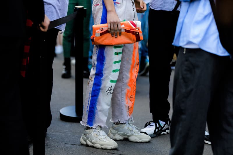 Streetsnaps：Paris Fashion Week Men’s Spring/Summer 2019 今季の主役であるヴァージル・アブローを祝福すべく、至るところで〈Louis Vuitton〉や〈Off-White™️〉を纏う業界人の姿を確認 ミラノからのバトンを受けた花の都・パリは今、ファッションウィーク一色に染まっている。トレンドの震源地として半年に一度、世界各国から洋服やカルチャーに精通した業界人たちが集結するこの一週間は、街の雰囲気も華やかなものへと一変するのだ。  コレクション会場からコレクション会場へ、そして展示会が行われているショールームから再びコレクション会場へと人々が忙しなく移動を続けるオフランウェイには、〈Gucci（グッチ）〉、〈Balenciaga（バレンシアガ）〉、〈Raf Simons（ラフ・シモンズ）〉など、ストリート常連の顔ぶれが揃う。また、今季「LVMH Prize」の大賞に輝いた井野将之が手がける〈doublet（ダブレット）〉のデッドストックパッケージTシャツに加えて、1990年代中期から2000年代初頭にかけてストリートシーンに名を轟かせてきたクロージングブランド〈Echo（エコー）〉のトラックジャケットを羽織る人の姿も。  だが、今季のパリの主役は紛れもなく、Virgil Abloh（ヴァージル・アブロー）である。ストリートには〈Louis Vuitton（ルイ ヴィトン）〉や〈Off-White™️（オフホワイト）〉を身につけ、彼の新たな門出を祝う者たちを至るところで確認した。  パリより到着したストリートスナップを上のフォトギャラリーから確認したあとは、スナップのミラノ編もあわせてチェックしておくべし。