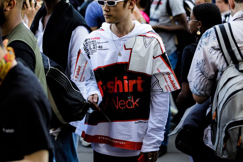 Streetsnaps：Paris Fashion Week Men’s Spring/Summer 2019 今季の主役であるヴァージル・アブローを祝福すべく、至るところで〈Louis Vuitton〉や〈Off-White™️〉を纏う業界人の姿を確認 ミラノからのバトンを受けた花の都・パリは今、ファッションウィーク一色に染まっている。トレンドの震源地として半年に一度、世界各国から洋服やカルチャーに精通した業界人たちが集結するこの一週間は、街の雰囲気も華やかなものへと一変するのだ。  コレクション会場からコレクション会場へ、そして展示会が行われているショールームから再びコレクション会場へと人々が忙しなく移動を続けるオフランウェイには、〈Gucci（グッチ）〉、〈Balenciaga（バレンシアガ）〉、〈Raf Simons（ラフ・シモンズ）〉など、ストリート常連の顔ぶれが揃う。また、今季「LVMH Prize」の大賞に輝いた井野将之が手がける〈doublet（ダブレット）〉のデッドストックパッケージTシャツに加えて、1990年代中期から2000年代初頭にかけてストリートシーンに名を轟かせてきたクロージングブランド〈Echo（エコー）〉のトラックジャケットを羽織る人の姿も。  だが、今季のパリの主役は紛れもなく、Virgil Abloh（ヴァージル・アブロー）である。ストリートには〈Louis Vuitton（ルイ ヴィトン）〉や〈Off-White™️（オフホワイト）〉を身につけ、彼の新たな門出を祝う者たちを至るところで確認した。  パリより到着したストリートスナップを上のフォトギャラリーから確認したあとは、スナップのミラノ編もあわせてチェックしておくべし。