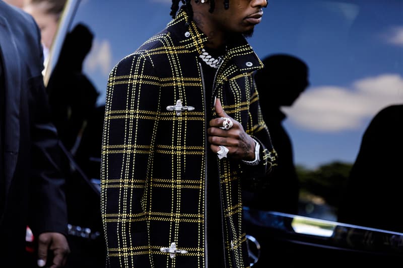 Streetsnaps：Paris Fashion Week Men’s Spring/Summer 2019 今季の主役であるヴァージル・アブローを祝福すべく、至るところで〈Louis Vuitton〉や〈Off-White™️〉を纏う業界人の姿を確認 ミラノからのバトンを受けた花の都・パリは今、ファッションウィーク一色に染まっている。トレンドの震源地として半年に一度、世界各国から洋服やカルチャーに精通した業界人たちが集結するこの一週間は、街の雰囲気も華やかなものへと一変するのだ。  コレクション会場からコレクション会場へ、そして展示会が行われているショールームから再びコレクション会場へと人々が忙しなく移動を続けるオフランウェイには、〈Gucci（グッチ）〉、〈Balenciaga（バレンシアガ）〉、〈Raf Simons（ラフ・シモンズ）〉など、ストリート常連の顔ぶれが揃う。また、今季「LVMH Prize」の大賞に輝いた井野将之が手がける〈doublet（ダブレット）〉のデッドストックパッケージTシャツに加えて、1990年代中期から2000年代初頭にかけてストリートシーンに名を轟かせてきたクロージングブランド〈Echo（エコー）〉のトラックジャケットを羽織る人の姿も。  だが、今季のパリの主役は紛れもなく、Virgil Abloh（ヴァージル・アブロー）である。ストリートには〈Louis Vuitton（ルイ ヴィトン）〉や〈Off-White™️（オフホワイト）〉を身につけ、彼の新たな門出を祝う者たちを至るところで確認した。  パリより到着したストリートスナップを上のフォトギャラリーから確認したあとは、スナップのミラノ編もあわせてチェックしておくべし。