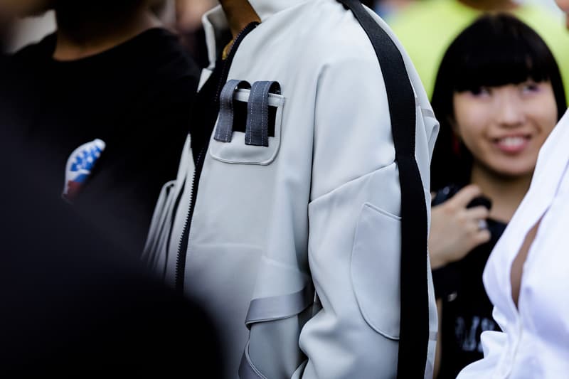 Streetsnaps:Paris Fashion Week Men’s Spring/Summer 2019 今季の主役であるヴァージル・アブローを祝福すべく、至るところで〈Louis Vuitton〉や〈Off-White™️〉を纏う業界人の姿を確認 ミラノからのバトンを受けた花の都・パリは今、ファッションウィーク一色に染まっている。トレンドの震源地として半年に一度、世界各国から洋服やカルチャーに精通した業界人たちが集結するこの一週間は、街の雰囲気も華やかなものへと一変するのだ。 コレクション会場からコレクション会場へ、そして展示会が行われているショールームから再びコレクション会場へと人々が忙しなく移動を続けるオフランウェイには、〈Gucci(グッチ)〉、〈Balenciaga(バレンシアガ)〉、〈Raf Simons(ラフ・シモンズ)〉など、ストリート常連の顔ぶれが揃う。また、今季「LVMH Prize」の大賞に輝いた井野将之が手がける〈doublet(ダブレット)〉のデッドストックパッケージTシャツに加えて、1990年代中期から2000年代初頭にかけてストリートシーンに名を轟かせてきたクロージングブランド〈Echo(エコー)〉のトラックジャケットを羽織る人の姿も。 だが、今季のパリの主役は紛れもなく、Virgil Abloh(ヴァージル・アブロー)である。ストリートには〈Louis Vuitton(ルイ ヴィトン)〉や〈Off-White™️(オフホワイト)〉を身につけ、彼の新たな門出を祝う者たちを至るところで確認した。 パリより到着したストリートスナップを上のフォトギャラリーから確認したあとは、スナップのミラノ編もあわせてチェックしておくべし。