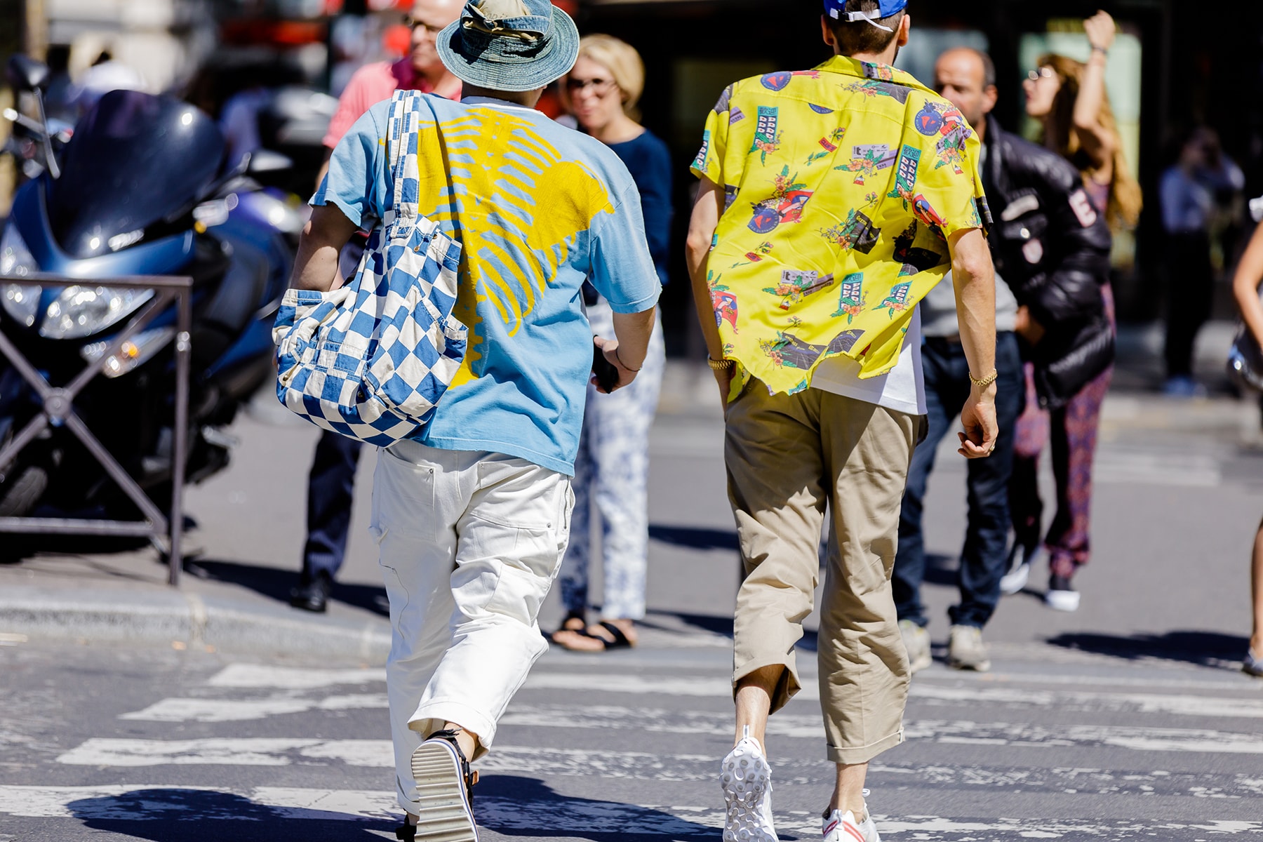 Streetsnaps：Paris Fashion Week Men’s Spring/Summer 2019 今季の主役であるヴァージル・アブローを祝福すべく、至るところで〈Louis Vuitton〉や〈Off-White™️〉を纏う業界人の姿を確認 ミラノからのバトンを受けた花の都・パリは今、ファッションウィーク一色に染まっている。トレンドの震源地として半年に一度、世界各国から洋服やカルチャーに精通した業界人たちが集結するこの一週間は、街の雰囲気も華やかなものへと一変するのだ。  コレクション会場からコレクション会場へ、そして展示会が行われているショールームから再びコレクション会場へと人々が忙しなく移動を続けるオフランウェイには、〈Gucci（グッチ）〉、〈Balenciaga（バレンシアガ）〉、〈Raf Simons（ラフ・シモンズ）〉など、ストリート常連の顔ぶれが揃う。また、今季「LVMH Prize」の大賞に輝いた井野将之が手がける〈doublet（ダブレット）〉のデッドストックパッケージTシャツに加えて、1990年代中期から2000年代初頭にかけてストリートシーンに名を轟かせてきたクロージングブランド〈Echo（エコー）〉のトラックジャケットを羽織る人の姿も。  だが、今季のパリの主役は紛れもなく、Virgil Abloh（ヴァージル・アブロー）である。ストリートには〈Louis Vuitton（ルイ ヴィトン）〉や〈Off-White™️（オフホワイト）〉を身につけ、彼の新たな門出を祝う者たちを至るところで確認した。  パリより到着したストリートスナップを上のフォトギャラリーから確認したあとは、スナップのミラノ編もあわせてチェックしておくべし。