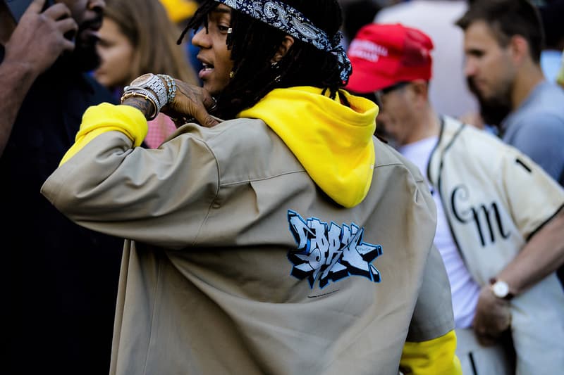 Streetsnaps：Paris Fashion Week Men’s Spring/Summer 2019 今季の主役であるヴァージル・アブローを祝福すべく、至るところで〈Louis Vuitton〉や〈Off-White™️〉を纏う業界人の姿を確認 ミラノからのバトンを受けた花の都・パリは今、ファッションウィーク一色に染まっている。トレンドの震源地として半年に一度、世界各国から洋服やカルチャーに精通した業界人たちが集結するこの一週間は、街の雰囲気も華やかなものへと一変するのだ。  コレクション会場からコレクション会場へ、そして展示会が行われているショールームから再びコレクション会場へと人々が忙しなく移動を続けるオフランウェイには、〈Gucci（グッチ）〉、〈Balenciaga（バレンシアガ）〉、〈Raf Simons（ラフ・シモンズ）〉など、ストリート常連の顔ぶれが揃う。また、今季「LVMH Prize」の大賞に輝いた井野将之が手がける〈doublet（ダブレット）〉のデッドストックパッケージTシャツに加えて、1990年代中期から2000年代初頭にかけてストリートシーンに名を轟かせてきたクロージングブランド〈Echo（エコー）〉のトラックジャケットを羽織る人の姿も。  だが、今季のパリの主役は紛れもなく、Virgil Abloh（ヴァージル・アブロー）である。ストリートには〈Louis Vuitton（ルイ ヴィトン）〉や〈Off-White™️（オフホワイト）〉を身につけ、彼の新たな門出を祝う者たちを至るところで確認した。  パリより到着したストリートスナップを上のフォトギャラリーから確認したあとは、スナップのミラノ編もあわせてチェックしておくべし。