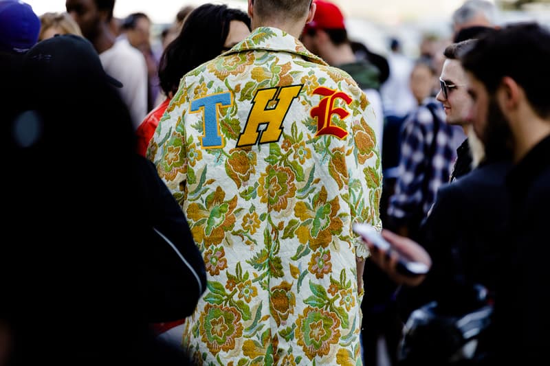 Streetsnaps：Paris Fashion Week Men’s Spring/Summer 2019 今季の主役であるヴァージル・アブローを祝福すべく、至るところで〈Louis Vuitton〉や〈Off-White™️〉を纏う業界人の姿を確認 ミラノからのバトンを受けた花の都・パリは今、ファッションウィーク一色に染まっている。トレンドの震源地として半年に一度、世界各国から洋服やカルチャーに精通した業界人たちが集結するこの一週間は、街の雰囲気も華やかなものへと一変するのだ。  コレクション会場からコレクション会場へ、そして展示会が行われているショールームから再びコレクション会場へと人々が忙しなく移動を続けるオフランウェイには、〈Gucci（グッチ）〉、〈Balenciaga（バレンシアガ）〉、〈Raf Simons（ラフ・シモンズ）〉など、ストリート常連の顔ぶれが揃う。また、今季「LVMH Prize」の大賞に輝いた井野将之が手がける〈doublet（ダブレット）〉のデッドストックパッケージTシャツに加えて、1990年代中期から2000年代初頭にかけてストリートシーンに名を轟かせてきたクロージングブランド〈Echo（エコー）〉のトラックジャケットを羽織る人の姿も。  だが、今季のパリの主役は紛れもなく、Virgil Abloh（ヴァージル・アブロー）である。ストリートには〈Louis Vuitton（ルイ ヴィトン）〉や〈Off-White™️（オフホワイト）〉を身につけ、彼の新たな門出を祝う者たちを至るところで確認した。  パリより到着したストリートスナップを上のフォトギャラリーから確認したあとは、スナップのミラノ編もあわせてチェックしておくべし。