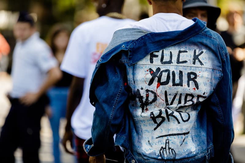 Streetsnaps：Paris Fashion Week Men’s Spring/Summer 2019 今季の主役であるヴァージル・アブローを祝福すべく、至るところで〈Louis Vuitton〉や〈Off-White™️〉を纏う業界人の姿を確認 ミラノからのバトンを受けた花の都・パリは今、ファッションウィーク一色に染まっている。トレンドの震源地として半年に一度、世界各国から洋服やカルチャーに精通した業界人たちが集結するこの一週間は、街の雰囲気も華やかなものへと一変するのだ。  コレクション会場からコレクション会場へ、そして展示会が行われているショールームから再びコレクション会場へと人々が忙しなく移動を続けるオフランウェイには、〈Gucci（グッチ）〉、〈Balenciaga（バレンシアガ）〉、〈Raf Simons（ラフ・シモンズ）〉など、ストリート常連の顔ぶれが揃う。また、今季「LVMH Prize」の大賞に輝いた井野将之が手がける〈doublet（ダブレット）〉のデッドストックパッケージTシャツに加えて、1990年代中期から2000年代初頭にかけてストリートシーンに名を轟かせてきたクロージングブランド〈Echo（エコー）〉のトラックジャケットを羽織る人の姿も。  だが、今季のパリの主役は紛れもなく、Virgil Abloh（ヴァージル・アブロー）である。ストリートには〈Louis Vuitton（ルイ ヴィトン）〉や〈Off-White™️（オフホワイト）〉を身につけ、彼の新たな門出を祝う者たちを至るところで確認した。  パリより到着したストリートスナップを上のフォトギャラリーから確認したあとは、スナップのミラノ編もあわせてチェックしておくべし。