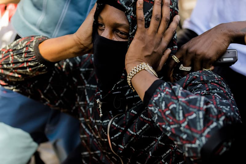 Streetsnaps:Paris Fashion Week Men’s Spring/Summer 2019 今季の主役であるヴァージル・アブローを祝福すべく、至るところで〈Louis Vuitton〉や〈Off-White™️〉を纏う業界人の姿を確認 ミラノからのバトンを受けた花の都・パリは今、ファッションウィーク一色に染まっている。トレンドの震源地として半年に一度、世界各国から洋服やカルチャーに精通した業界人たちが集結するこの一週間は、街の雰囲気も華やかなものへと一変するのだ。 コレクション会場からコレクション会場へ、そして展示会が行われているショールームから再びコレクション会場へと人々が忙しなく移動を続けるオフランウェイには、〈Gucci(グッチ)〉、〈Balenciaga(バレンシアガ)〉、〈Raf Simons(ラフ・シモンズ)〉など、ストリート常連の顔ぶれが揃う。また、今季「LVMH Prize」の大賞に輝いた井野将之が手がける〈doublet(ダブレット)〉のデッドストックパッケージTシャツに加えて、1990年代中期から2000年代初頭にかけてストリートシーンに名を轟かせてきたクロージングブランド〈Echo(エコー)〉のトラックジャケットを羽織る人の姿も。 だが、今季のパリの主役は紛れもなく、Virgil Abloh(ヴァージル・アブロー)である。ストリートには〈Louis Vuitton(ルイ ヴィトン)〉や〈Off-White™️(オフホワイト)〉を身につけ、彼の新たな門出を祝う者たちを至るところで確認した。 パリより到着したストリートスナップを上のフォトギャラリーから確認したあとは、スナップのミラノ編もあわせてチェックしておくべし。